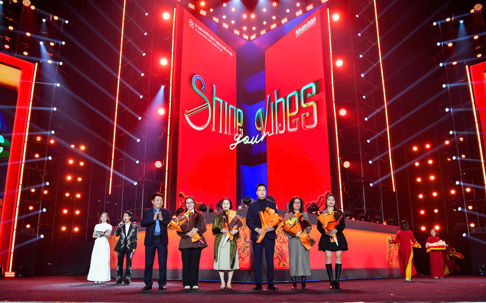 Đại diện Ban tổ chức trao hoa cho các nhà tài trợ. Chương trình có sự đồng hành của các đơn vị truyền thông quảng cáo Ngân hàng TMCP Sài Gòn-Hà Nội (SHB), Công ty Cổ phần Tập đoàn T&T, Công ty Cổ phần Du lịch Thương mại Công đoàn GTVT Suntravel, Tổng Công ty Cổ phần Bia-Rượu-Nước giải khát Hà Nội (HABECO), Tập đoàn Xăng dầu Việt Nam (Petrolimex), Công ty Cổ phần Eurowindow Holding, Công ty Cổ phần Du lịch Hàng không Hà Anh, Tổng Công ty Viễn thông MobiFone, Công ty TNHH Du lịch và Sự kiện Tachudu