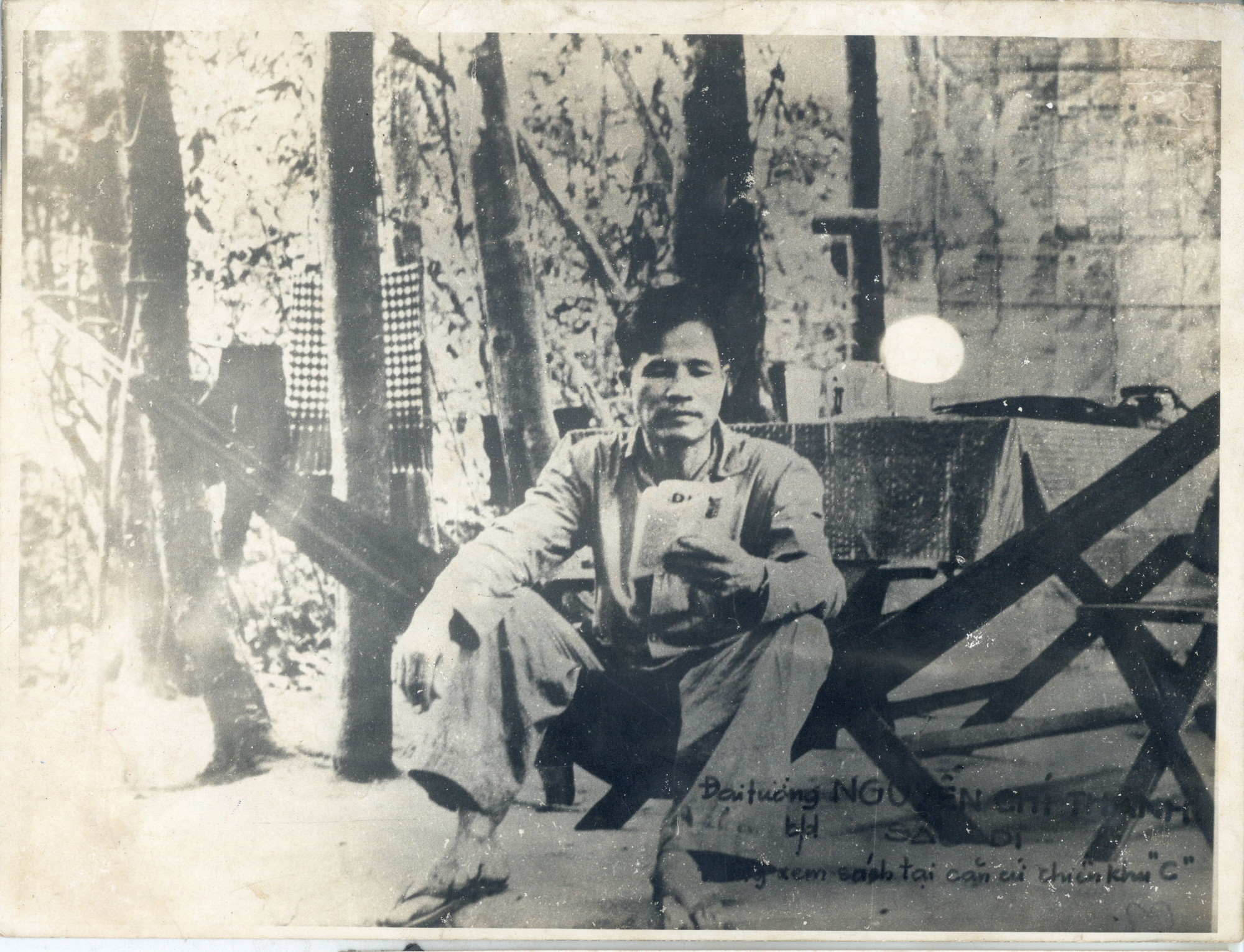 Đại tướng Nguyễn Chí Thanh đang đọc sách tại căn cứ Chiến khu C, khoảng năm 1966.
