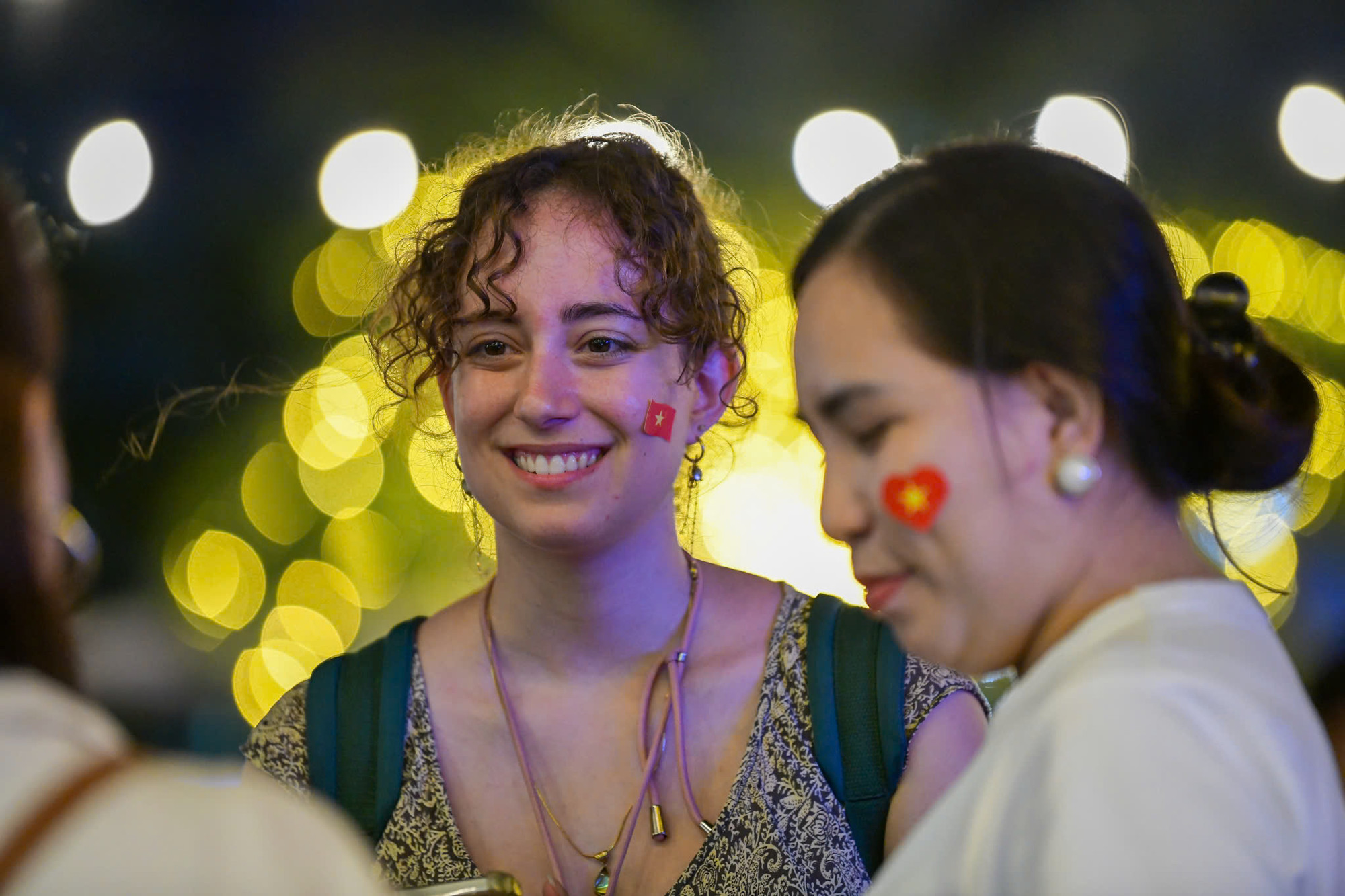 Tại Bến Bạch Đằng, hàng nghìn người cũng sẵn sàng cho một đêm không ngủ. Trong ảnh, du khách nước ngoài hòa chung niềm vui cùng những người bạn Việt Nam...