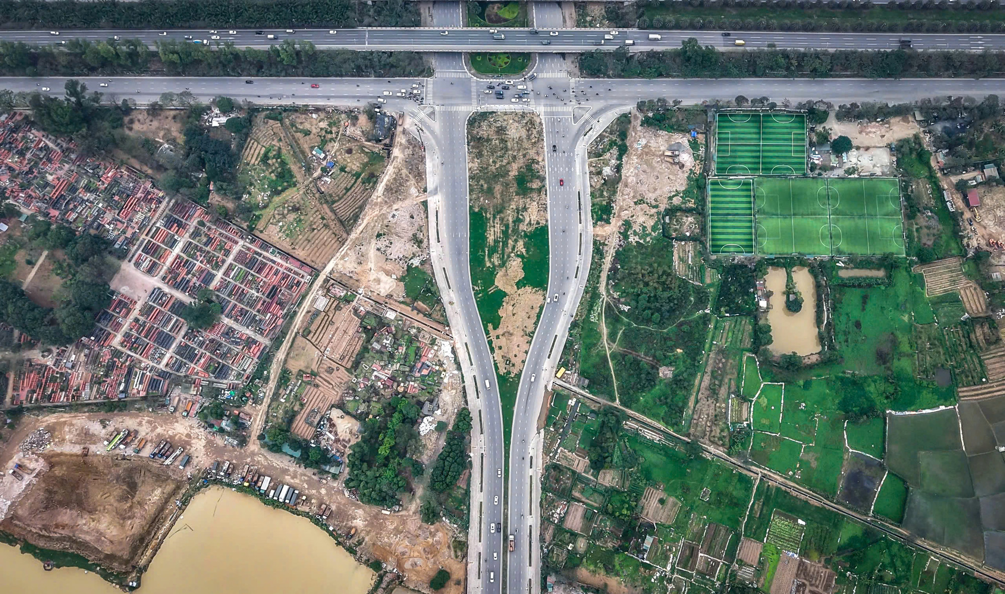 Cũng trong cùng thời điểm, tại khu đất tại khu đất nông nghiệp Đồng Vườn - Đằng Xung - Dộc Khoai (phường Mễ Trì, quận Nam Từ Liêm), cơ quan chức năng cũng tiến hành tháo dỡ các công trình sai phạm xây dựng trên đất nông nghiệp.