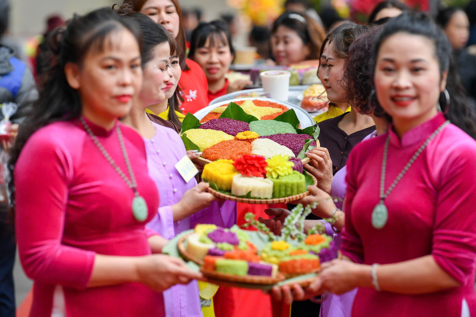Mỗi chi hội cũng dâng một mâm xôi tự tay nấu vào Thành hoàng làng để tỏ lòng thành kính.