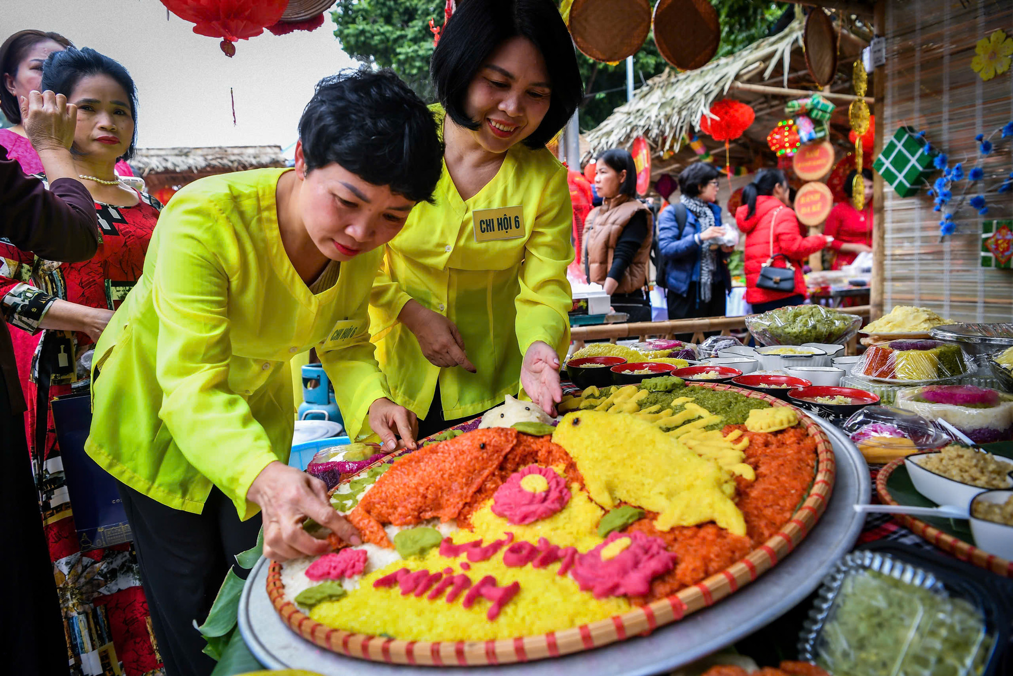 Những chú cá chép nhiều màu sắc đang tung tăng bơi lội.