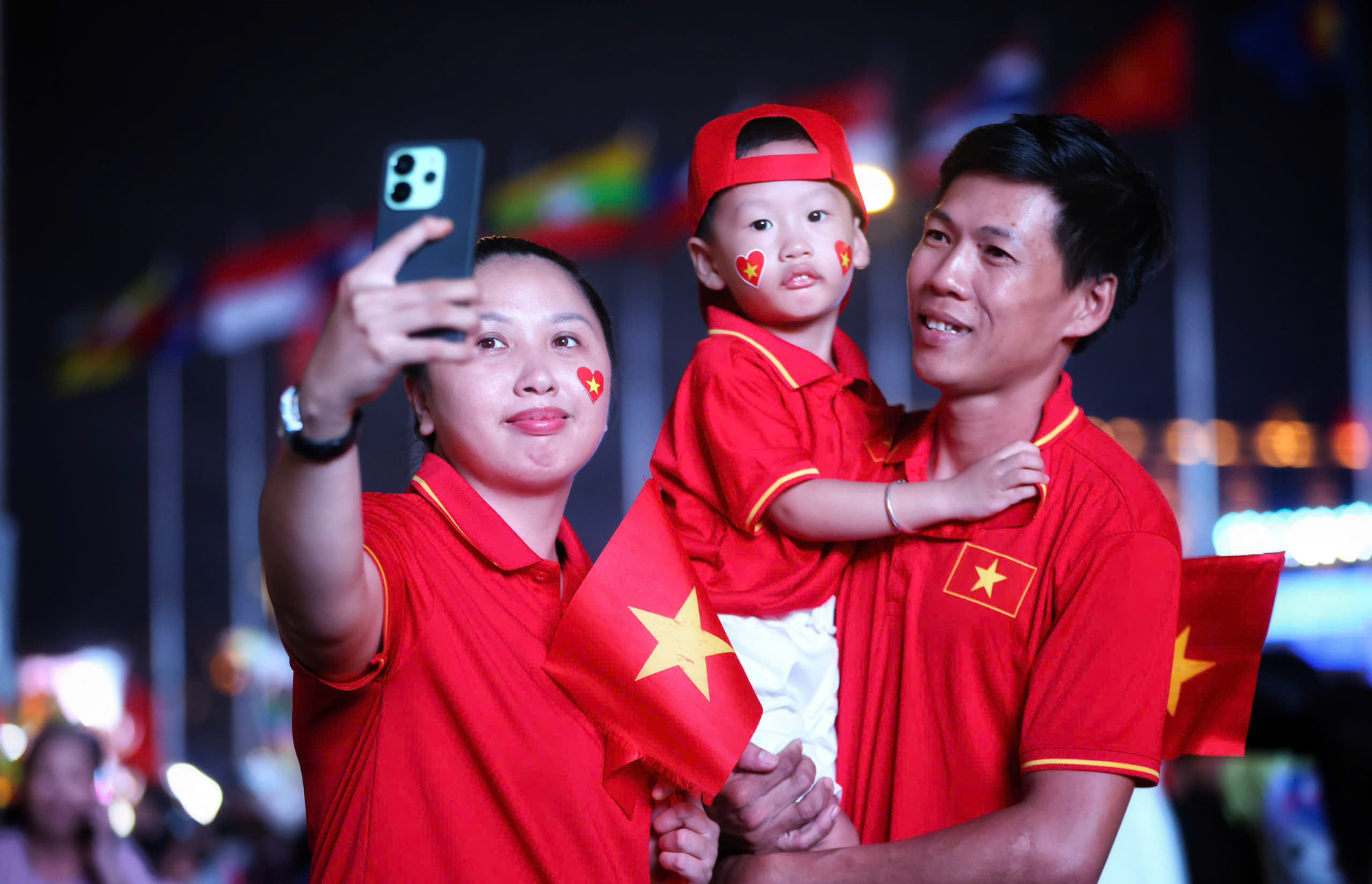 Tranh thủ ghi lại hình ảnh cả gia đình trong dịp đặc biệt.