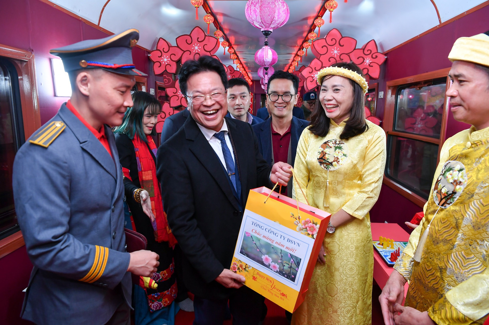 Đặc biệt, trên chuyến tàu Tết năm nay, ngành đường sắt cũng thiết kế riêng một toa cộng đồng mang chủ đề mùa xuân để du khách có thể đón chào năm mới theo cách ấm cúng nhất.