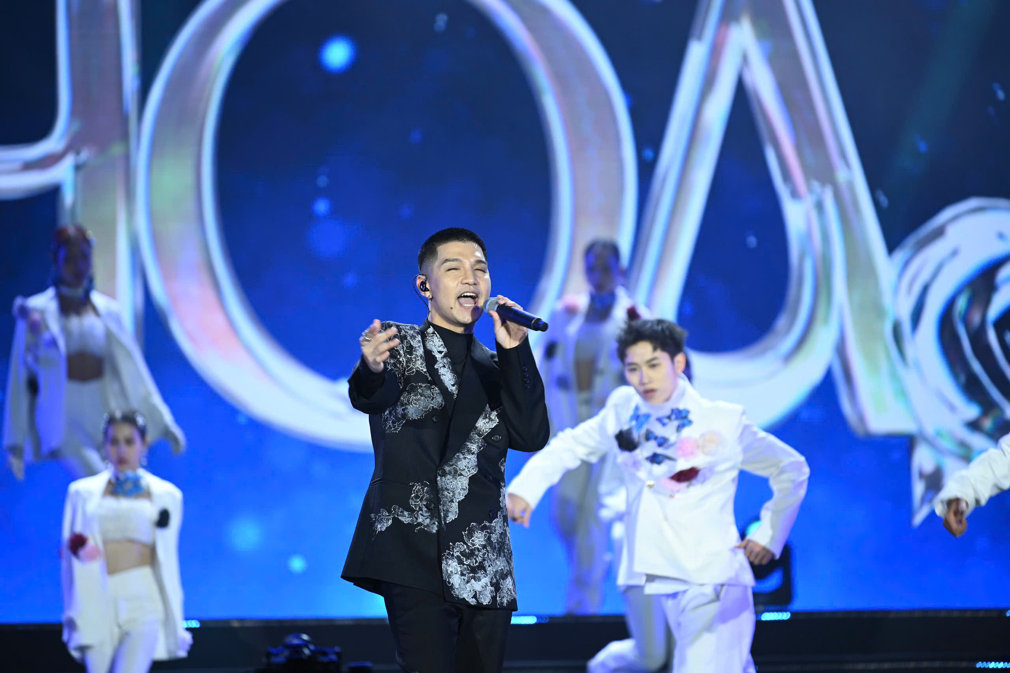 Cường Seven cháy hết mình trên sân khấu Rực rỡ Thăng Long với ca khúc trẻ trung Push your hand up.