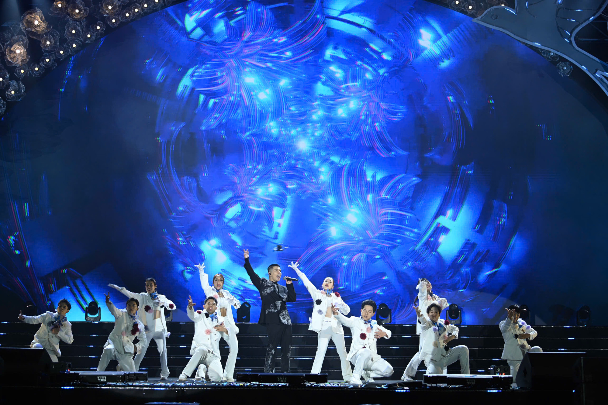 Chương 2 với chủ đề Xuân về bên phố tiếp tục khiến khán giả phấn khích.