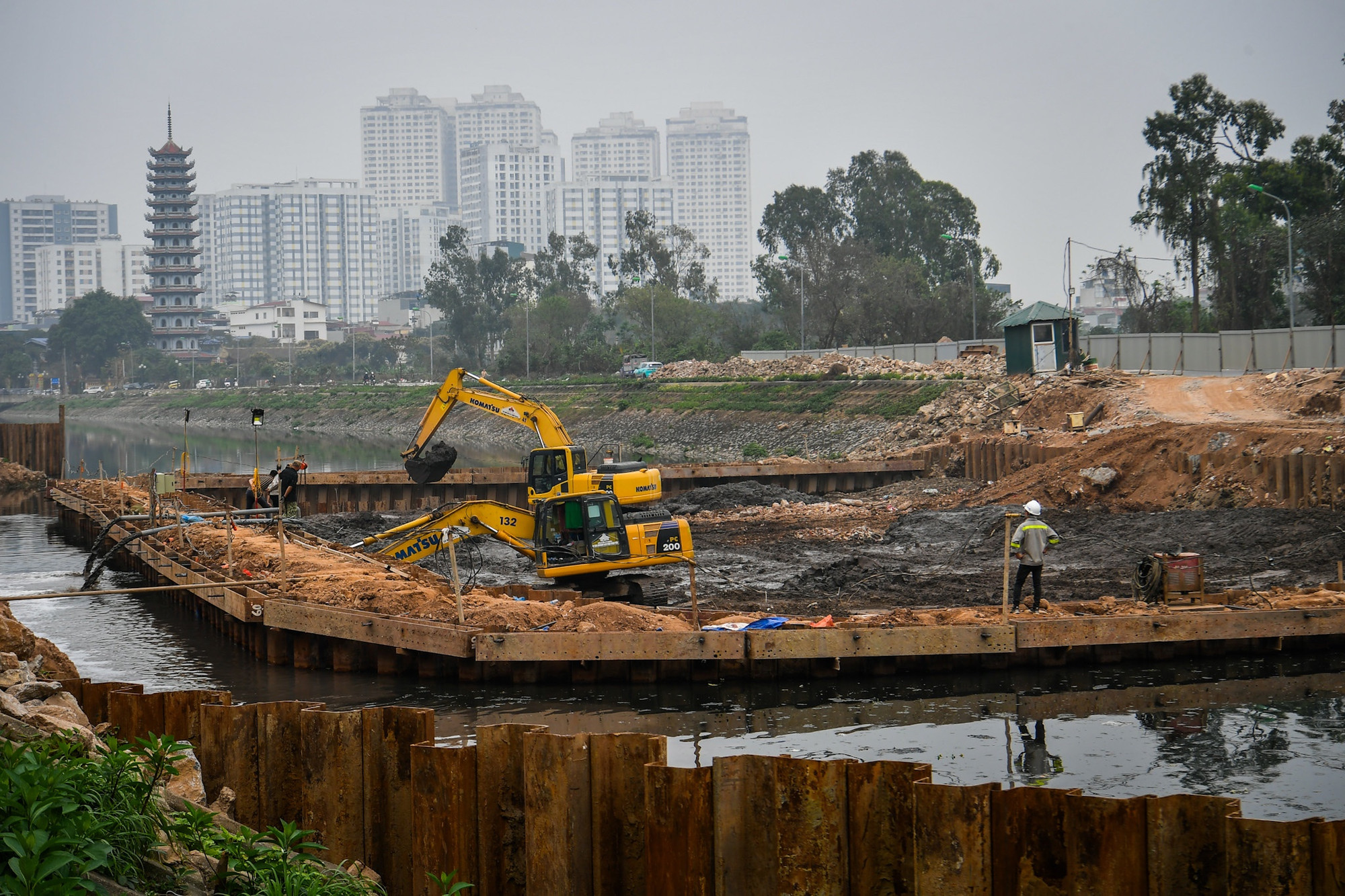 Theo ghi nhận của phóng viên, hiện việc thi công đang được diễn ra khẩn trương.