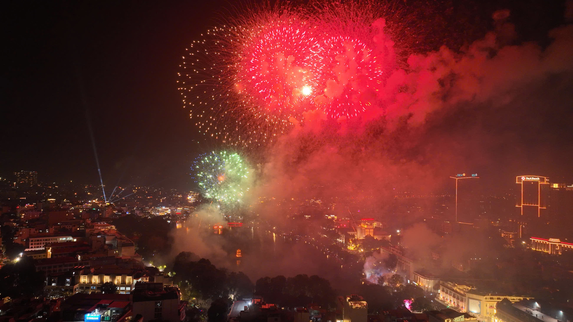 Sắc pháo hoa rực rỡ tại nhìn từ tầm cao.
