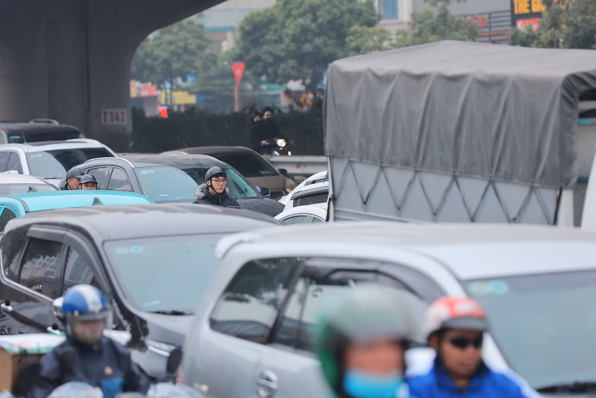 Kỳ nghỉ Tết Nguyên đán năm nay sẽ kéo dài 9 ngày. Theo dự báo, trong chiều nay và sáng mai, lưu lượng giao thông tại các điểm cửa ngõ Hà Nội sẽ vẫn tiếp tục tăng cao trước khi "hạ nhiệt" vào các ngày tiếp theo. Kỳ nghỉ Tết Nguyên đán năm nay sẽ kéo dài 9 ngày. Theo dự báo, trong chiều nay và sáng mai, lưu lượng giao thông tại các điểm cửa ngõ Hà Nội sẽ vẫn tiếp tục tăng cao trước khi "hạ nhiệt" vào các ngày tiếp theo.