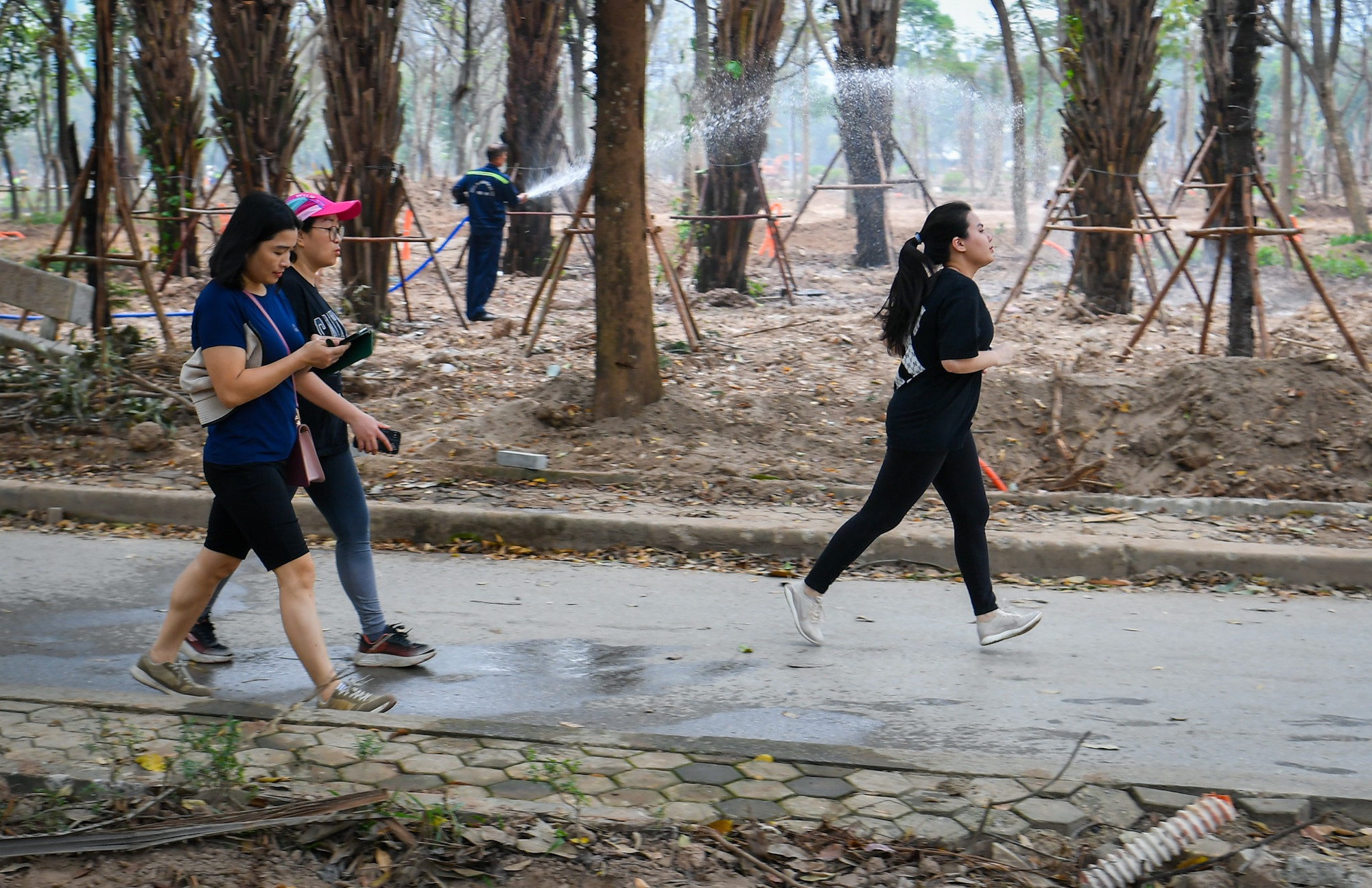 Chị Lê Vân, một người sinh sống gần khu vực kỳ vọng, với việc "nới không gian", công viên Cầu Giấy tới đây sẽ thực sự trở thành "lá phổi xanh" của thành phố...