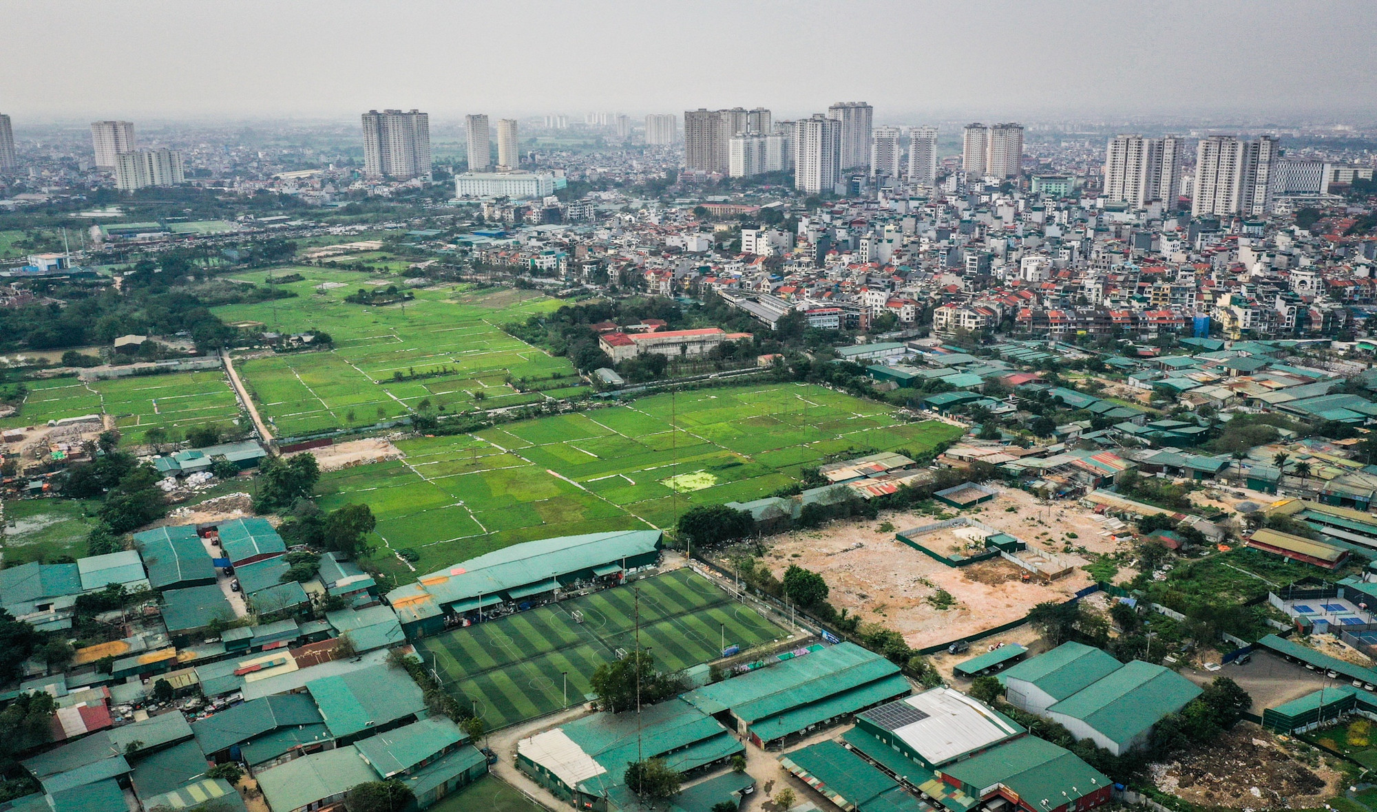 Bên cạnh đó, một số công trình nhân tạo như sân bóng, nhà xưởng cũng mọc lên trái phép.