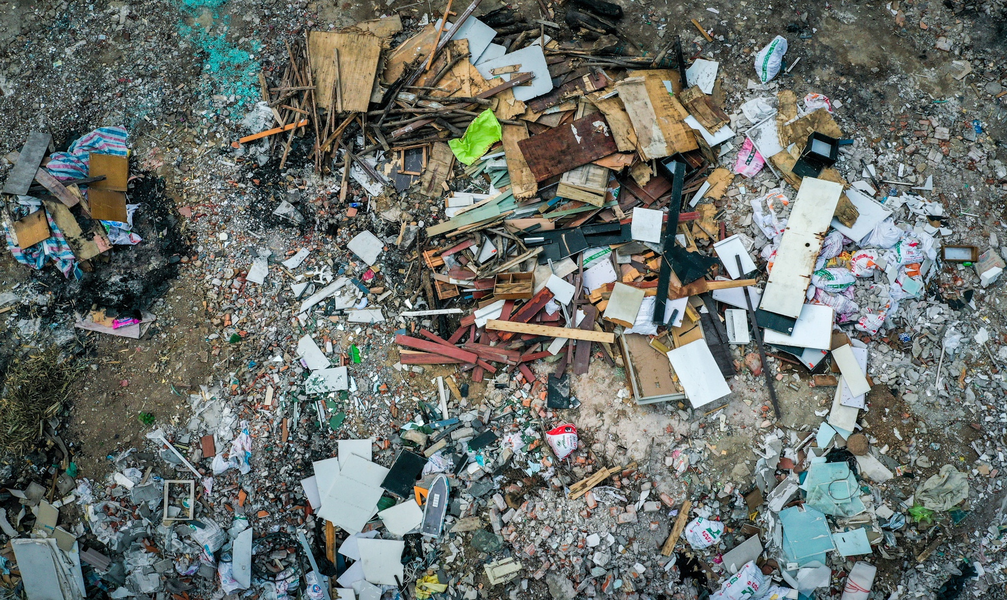 Rác thải xây dựng, phế liệu được chất đầy trong các khu đất nông nghiệp khiến cảnh quan bị ảnh hưởng nghiêm trọng.