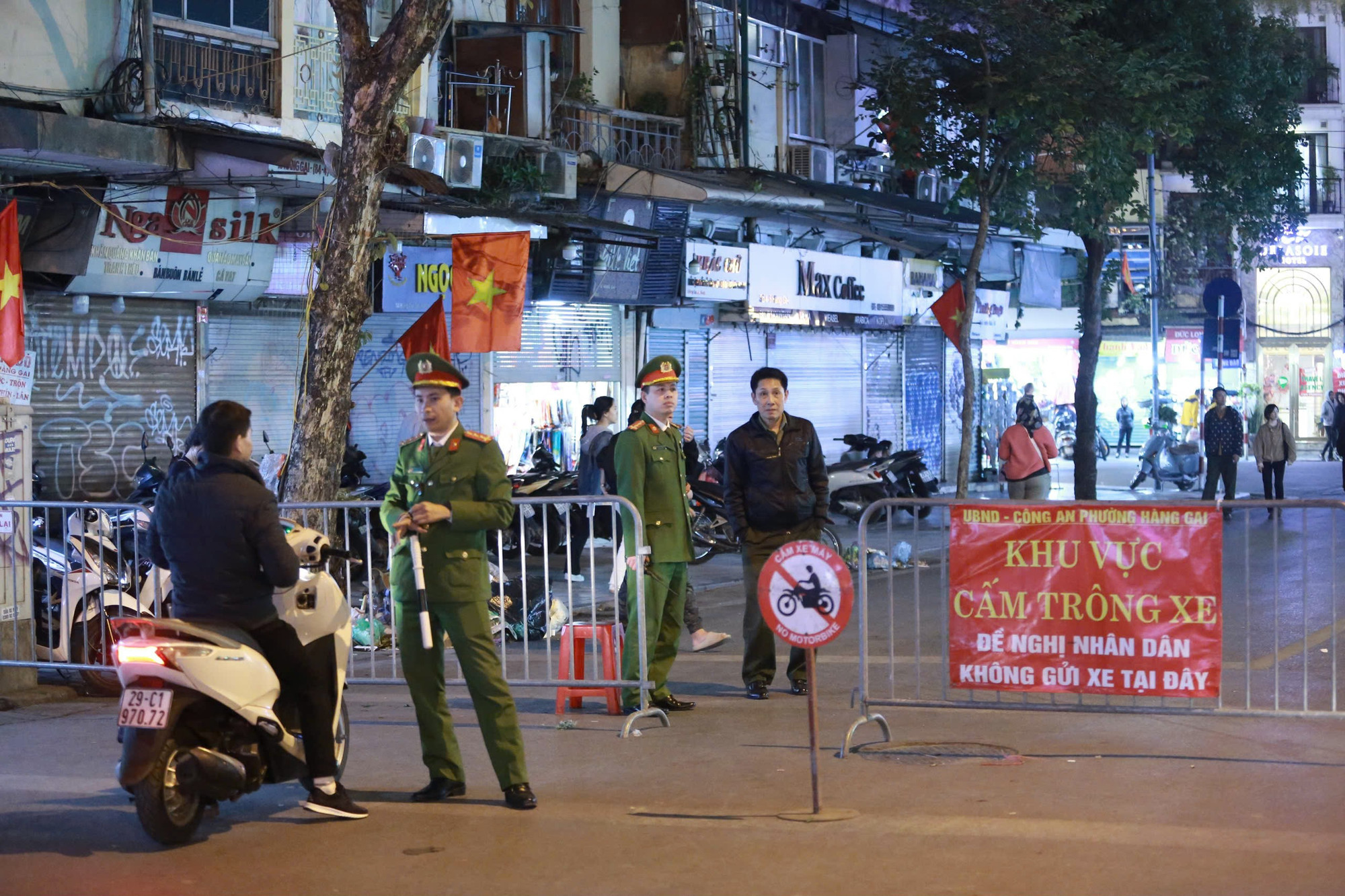 Tại các đường dẫn vào khu vực phố đi bộ, lực lượng chức năng vẫn đang miệt mài làm nhiệm vụ.
