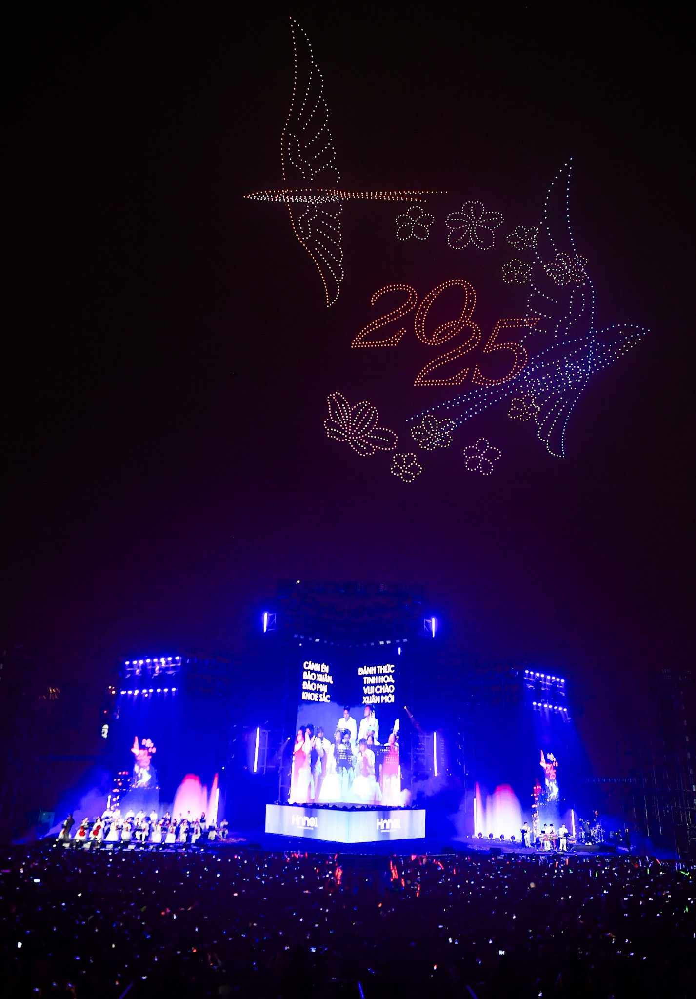 [Ảnh] Drone Lighting tại Hòa nhạc Ánh sáng "họa hình di sản" trên trời đêm Hà Nội ảnh 5