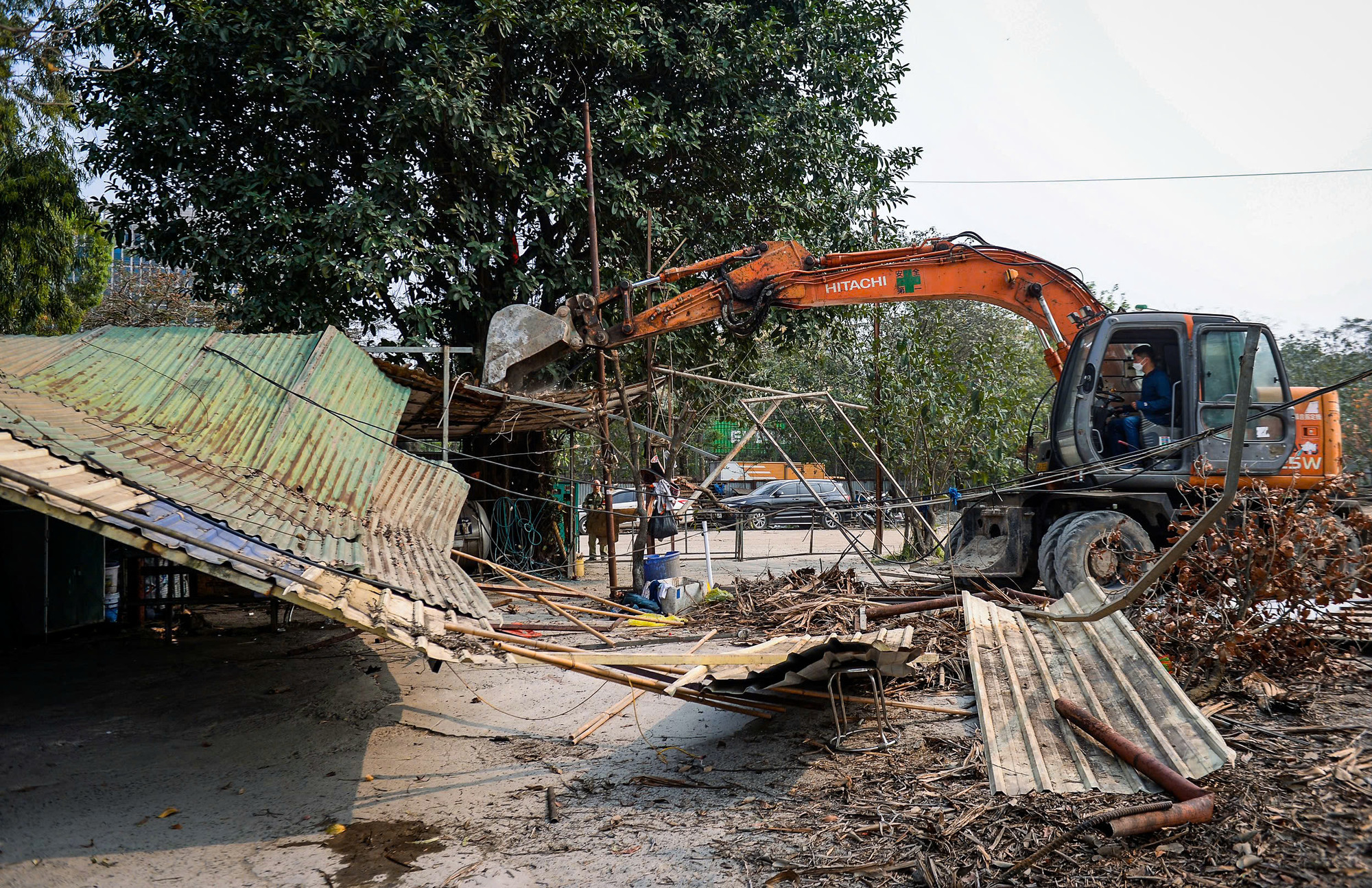 Máy xúc được huy động để tiến hành tháo dỡ, di dời...