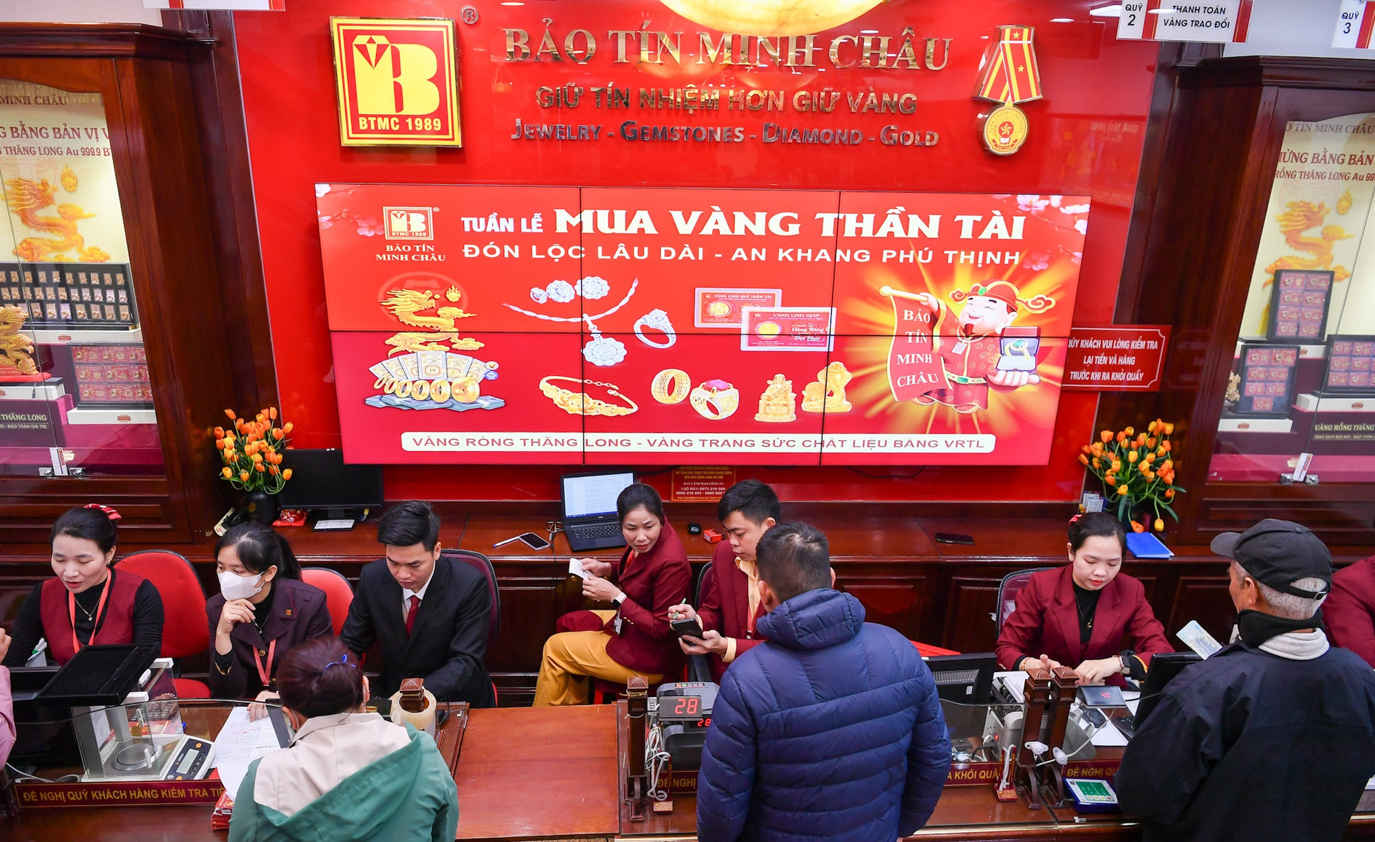 Tới 7 giờ sáng, không khí tại các điểm giao dịch đã trở nên sôi động hơn.