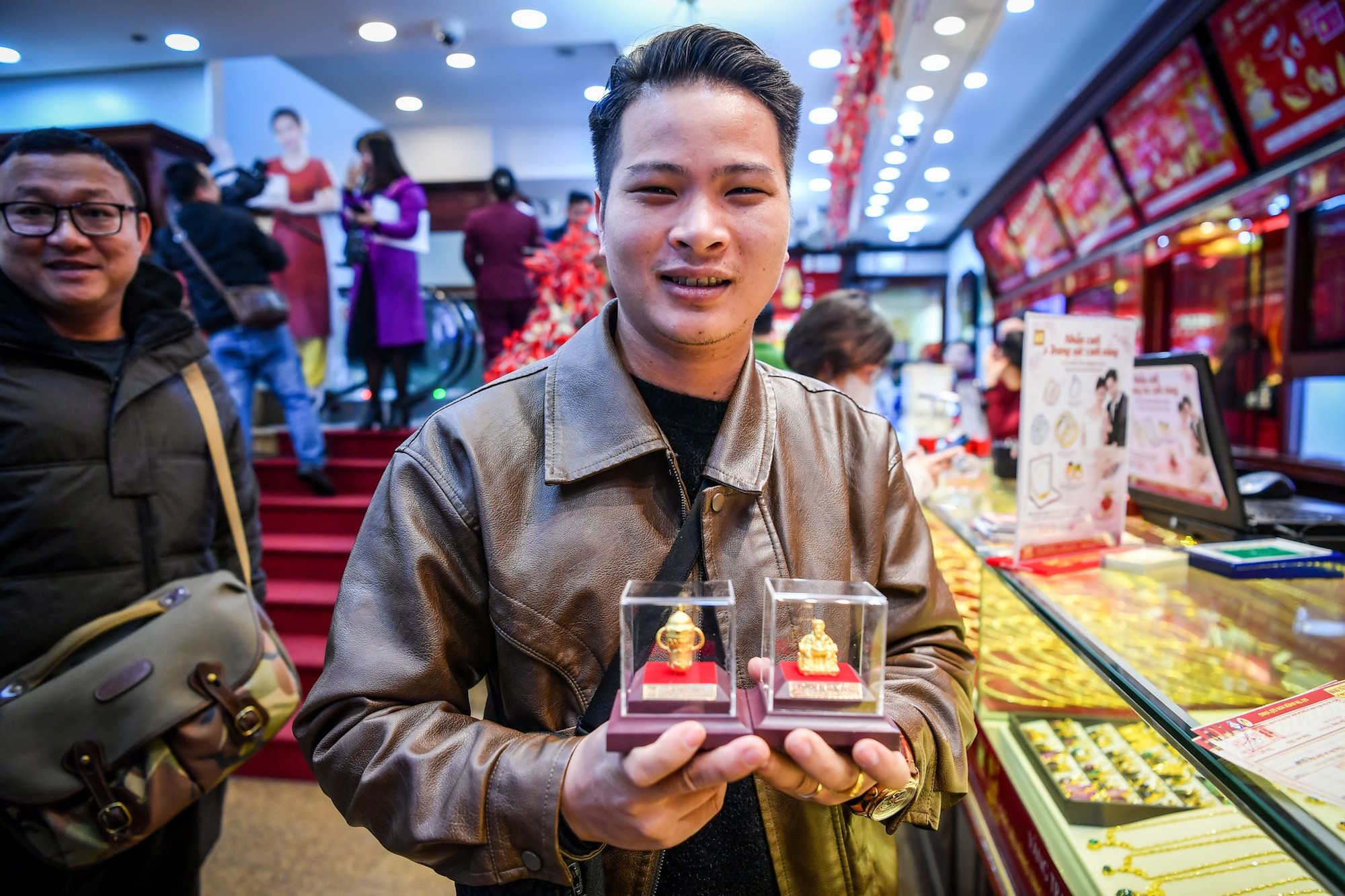 Niềm vui khi sở hữu những sản phẩm bằng vàng trong ngày vía Thần Tài.