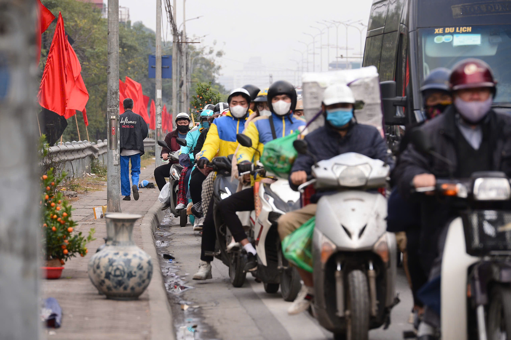 Càng về cuối giờ chiều, việc di chuyển lại càng khó khăn hơn. Càng về cuối giờ chiều, việc di chuyển lại càng khó khăn hơn.