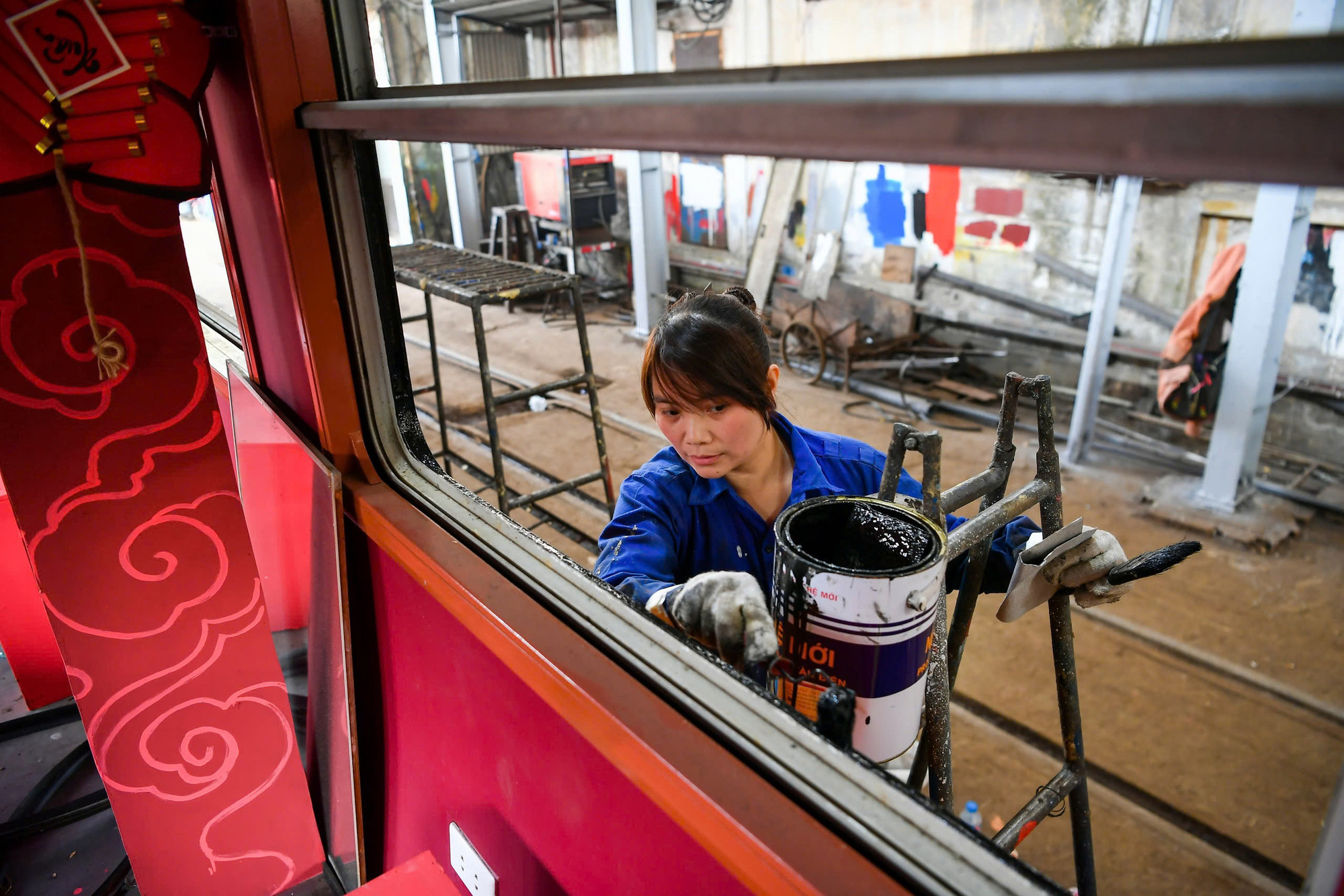 Nét chăm chú của nữ công nhân Xí nghiệp toa xe Hà Nội.