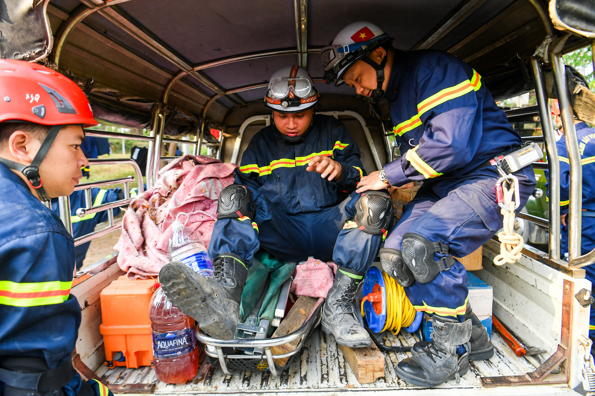 Sau khi đưa trang thiết bị lên xe, toàn đoàn cũng lên đường để tới địa điểm làm việc. Vị trí tìm kiếm hôm nay là khách sạn Jade City, thị trấn Pokebathiri tại Naypyidaw.