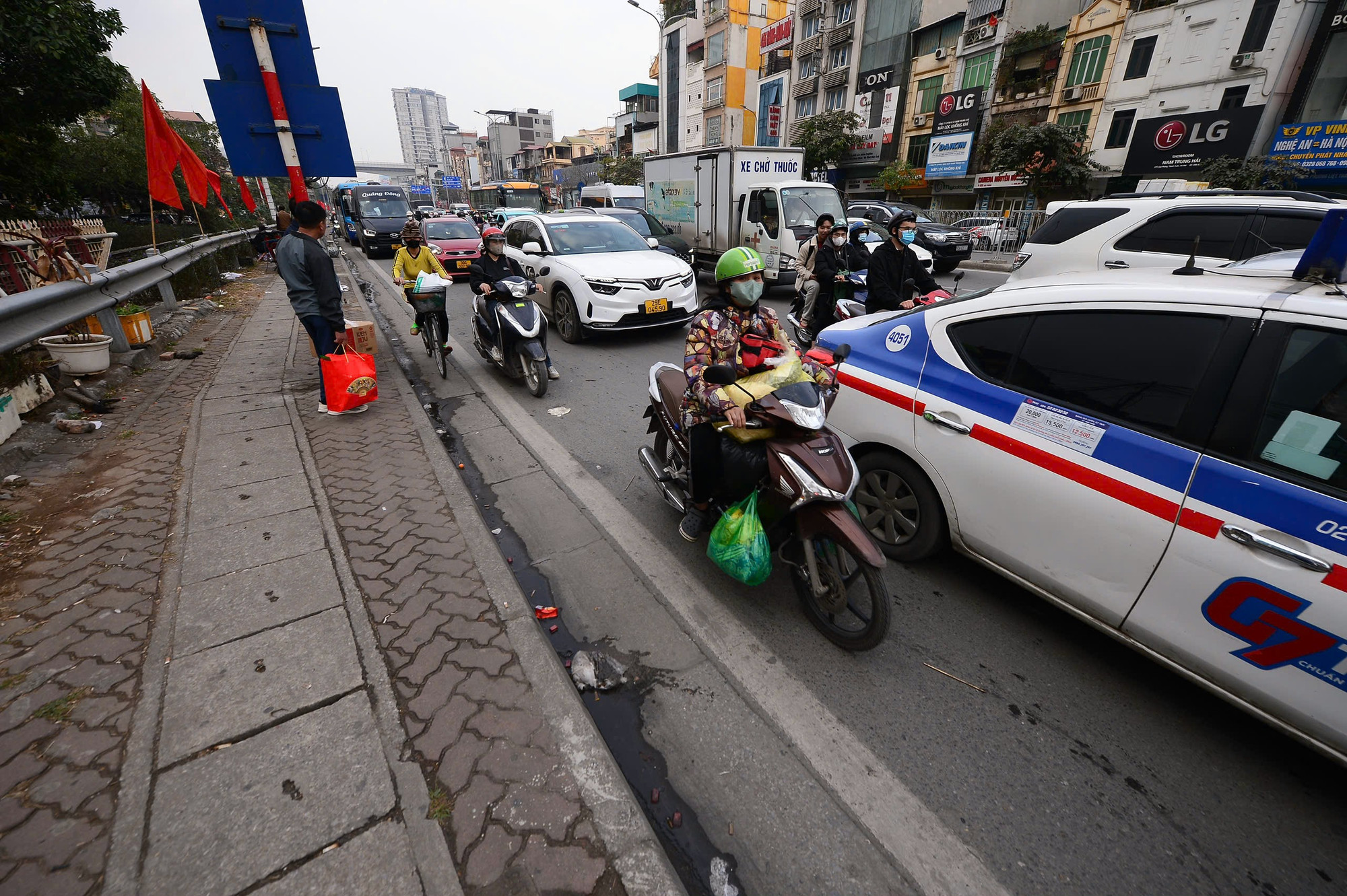Một người đứng đợi xe ở đường Giải Phóng trong bất lực. Một người đứng đợi xe ở đường Giải Phóng trong bất lực.