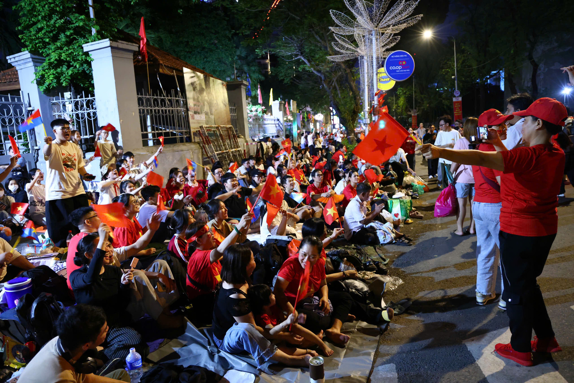 Những lá cờ đỏ thắm, những tiếng ca hát vang trên phố đã tạo nên một Thành phố Hồ Chí Minh "thức trắng đêm" đợi chờ Đại lễ...