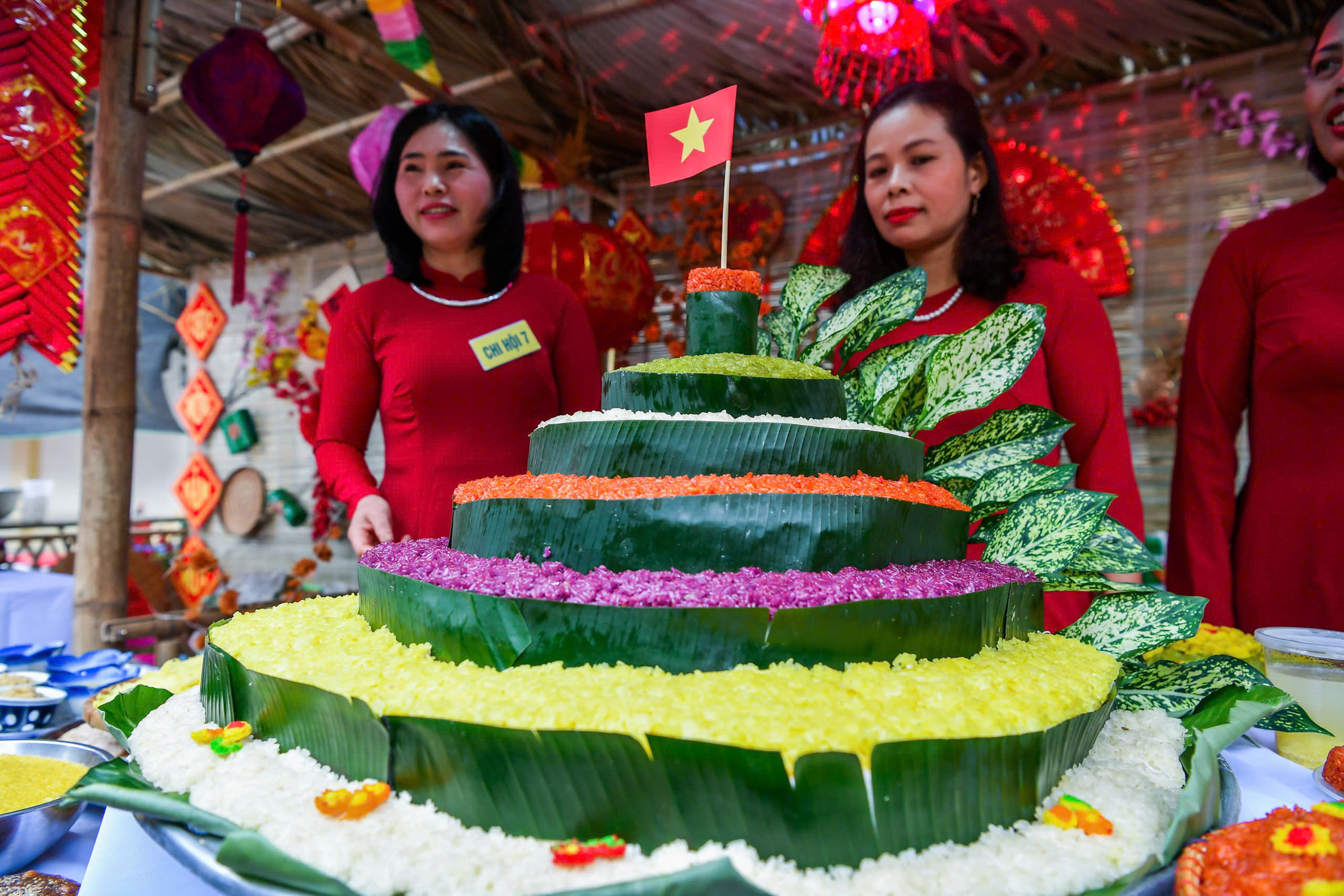 Chi hội 7 mang tới lễ hội một mâm xôi khổng lồ dưới hình hài ruộng bậc thang. Theo các nghệ nhân, tác phẩm cũng tượng trưng cho cột cờ Lũng Cú - một biểu tượng đầy thiêng liêng của Tổ quốc.