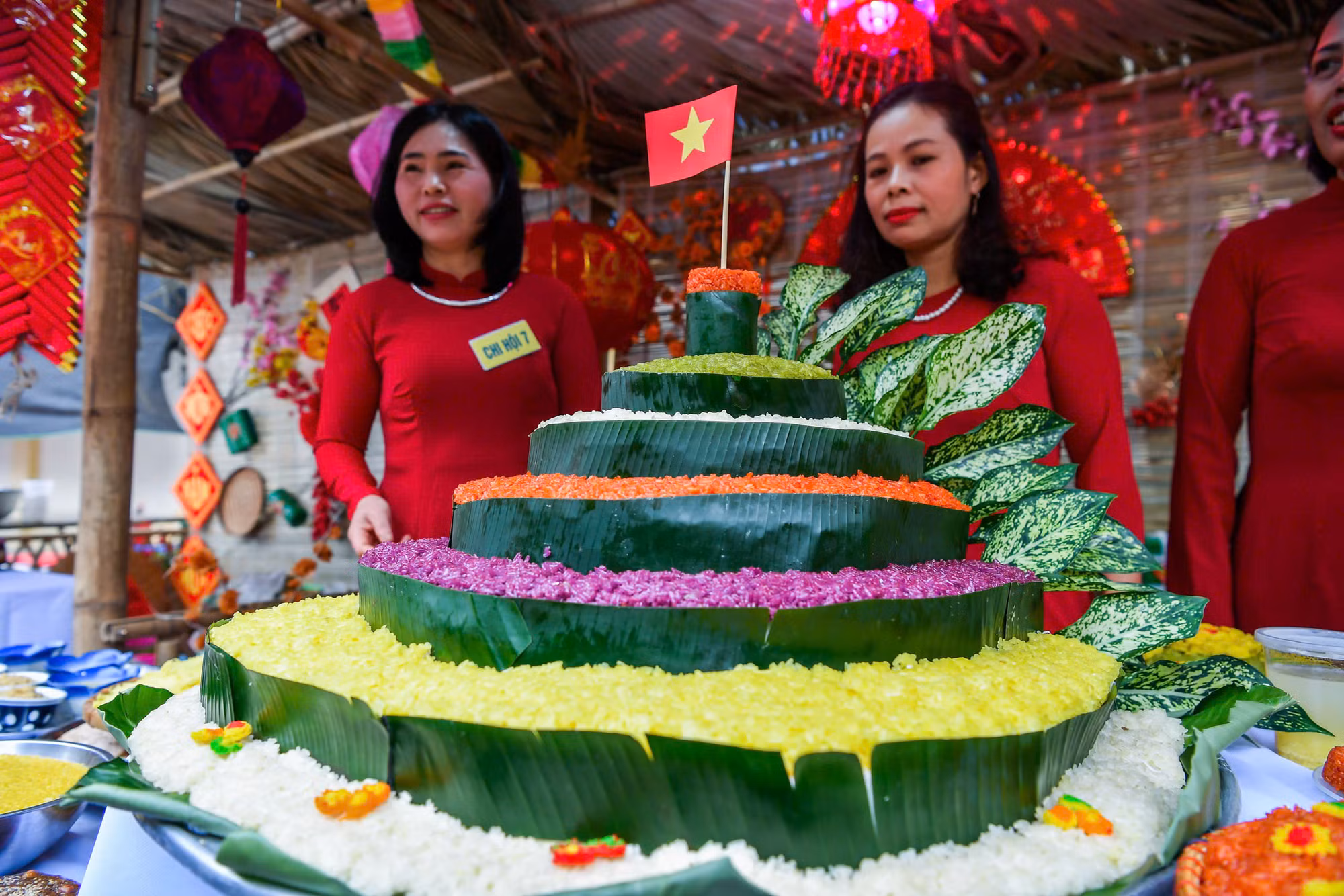 Chi hội 7 mang tới lễ hội một mâm xôi khổng lồ dưới hình hài ruộng bậc thang. Theo các nghệ nhân, tác phẩm cũng tượng trưng cho cột cờ Lũng Cú - một biểu tượng đầy thiêng liêng của Tổ quốc.