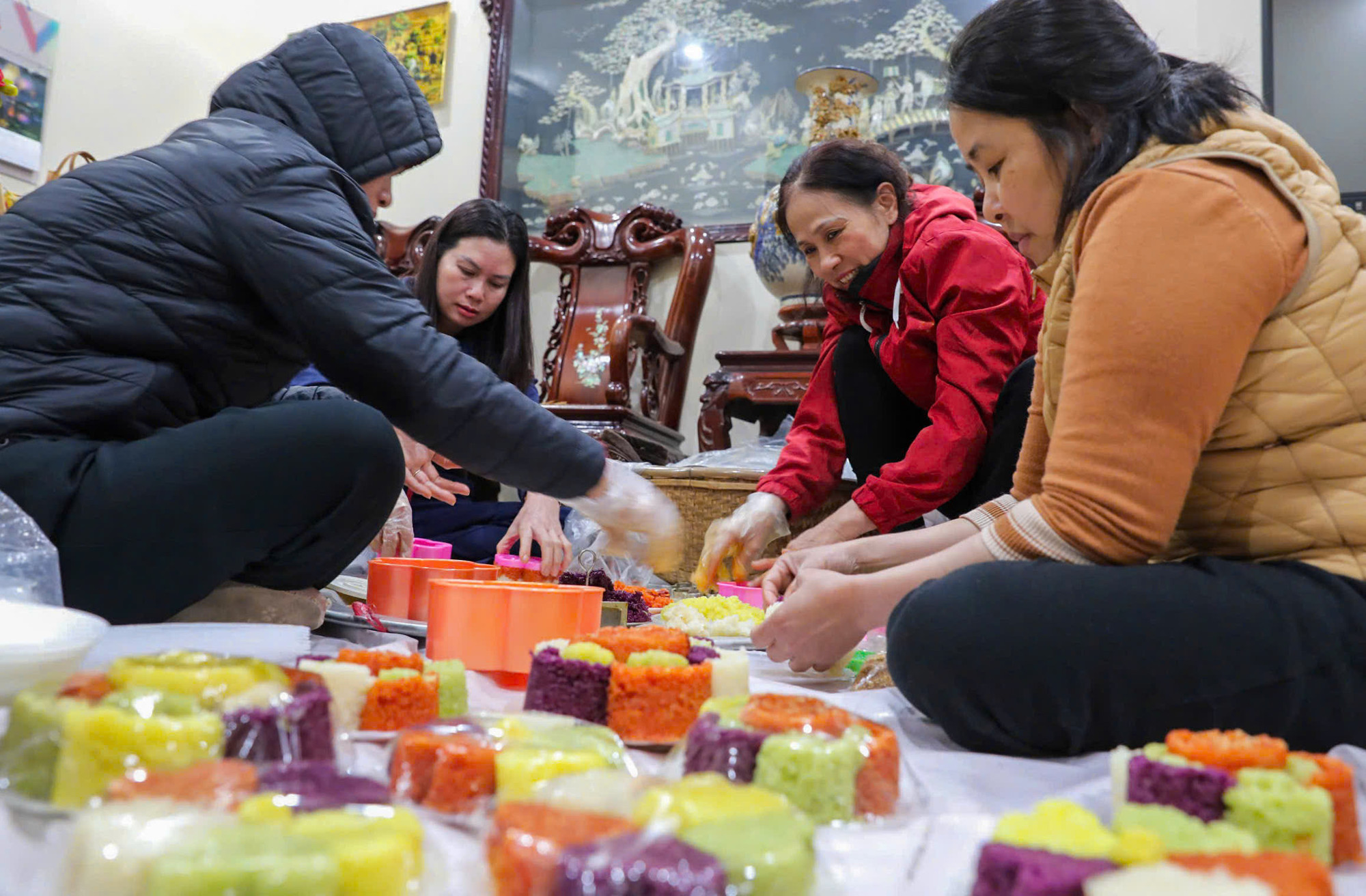 Sau khi được đồ chín, những người thợ sẽ tỉ mẩn tạo hình xôi tại nhà. Đây là công đoạn đòi hỏi bàn tay khéo léo cũng như sự tỉ mẩn và kiên nhẫn.