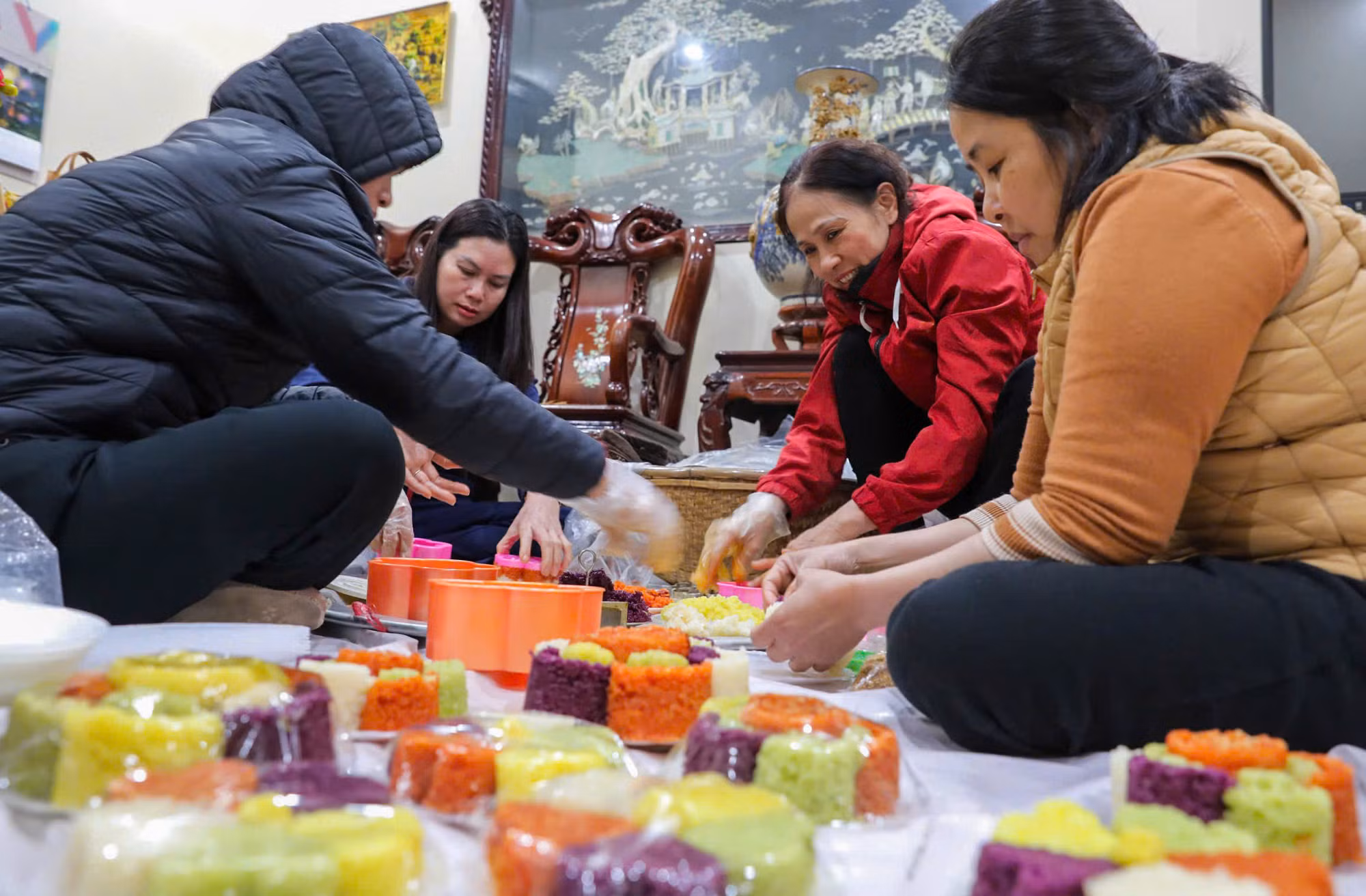 Sau khi được đồ chín, những người thợ sẽ tỉ mẩn tạo hình xôi tại nhà. Đây là công đoạn đòi hỏi bàn tay khéo léo cũng như sự tỉ mẩn và kiên nhẫn.