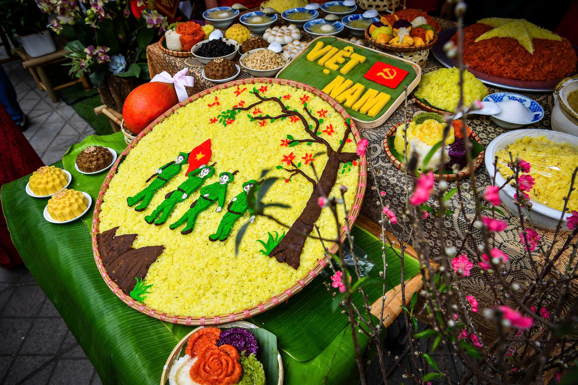 Bức tranh tuần tra ngày xuân được tạo nên từ chất liệu đặc biệt là xôi và đỗ. Tác phẩm khiến nhiều người phải ồ lên vì nét đặc biệt của mình.