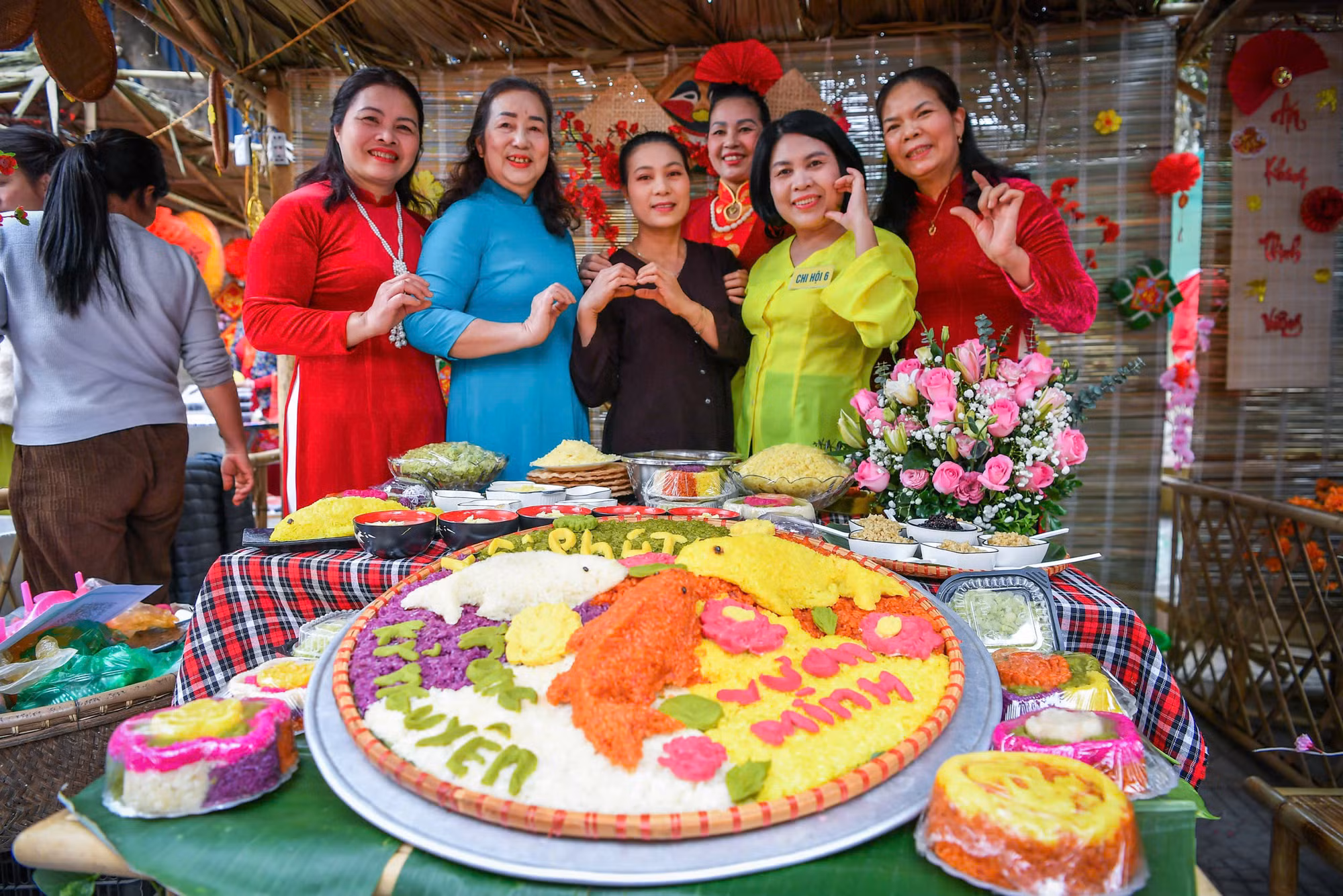 Mỗi một nét tạo hình đều ẩn chứa những thông điệp riêng của những nghệ nhân làng Phú Thượng.