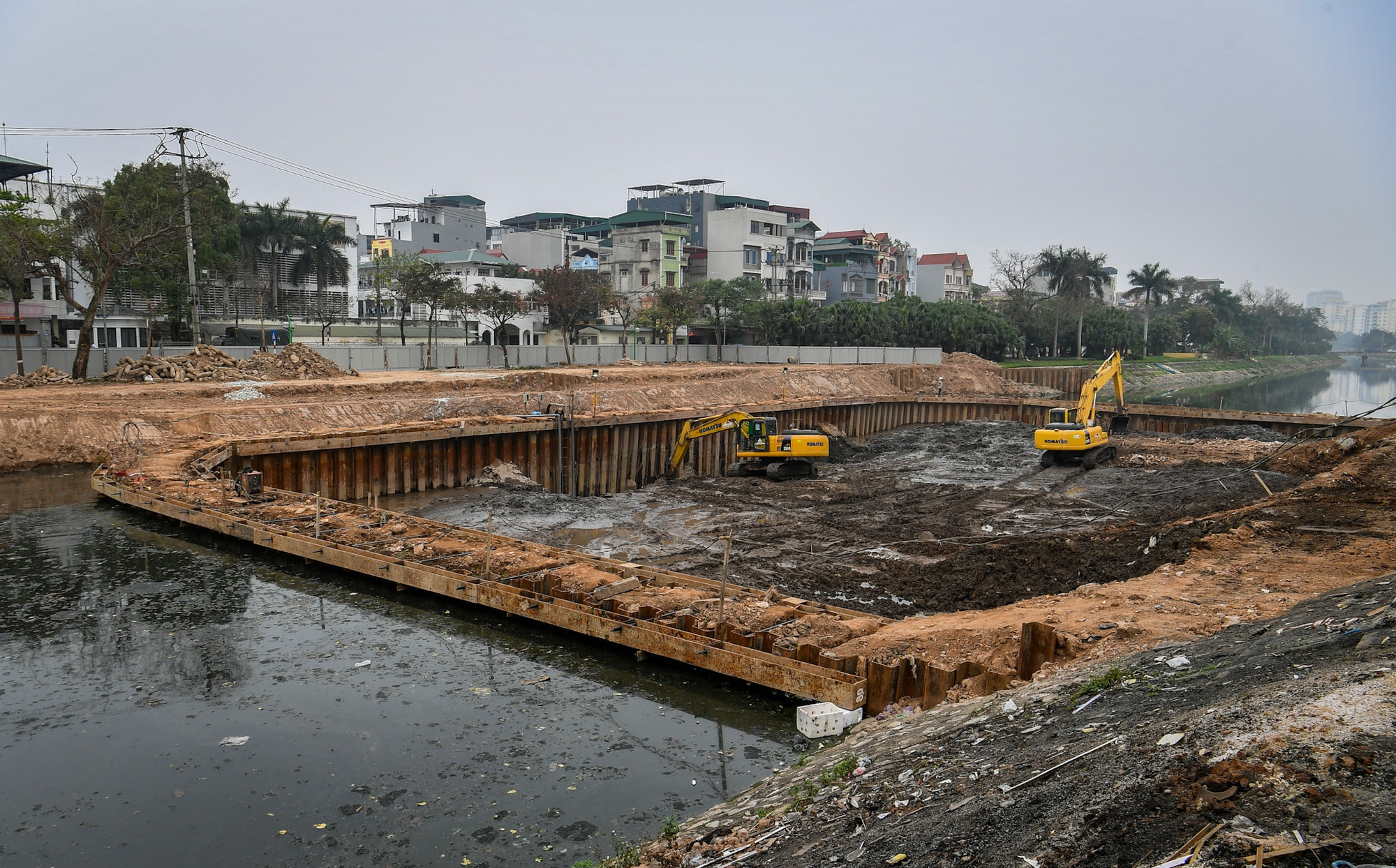 Tính đến ngày 27/3, phần móng đã được đào sâu xuống so với mặt nước khoảng 2-3m.