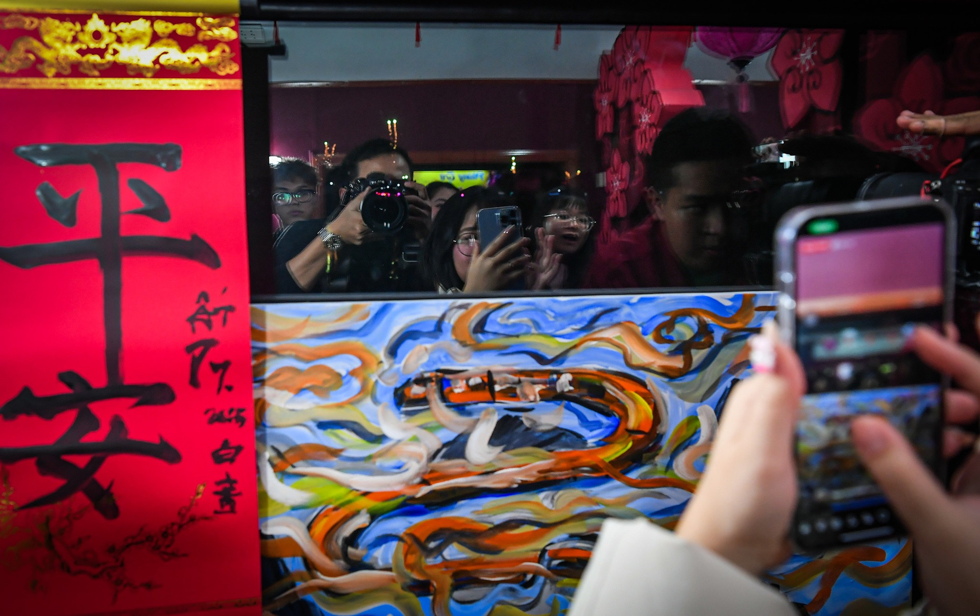 Tranh thủ ghi lại pháo hoa qua cửa kính đoàn tàu thiên lý.