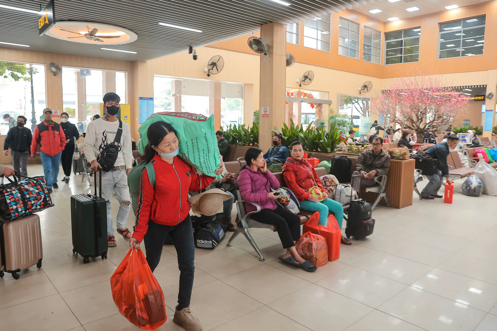 Lỉnh kỉnh hành lý để về quê...