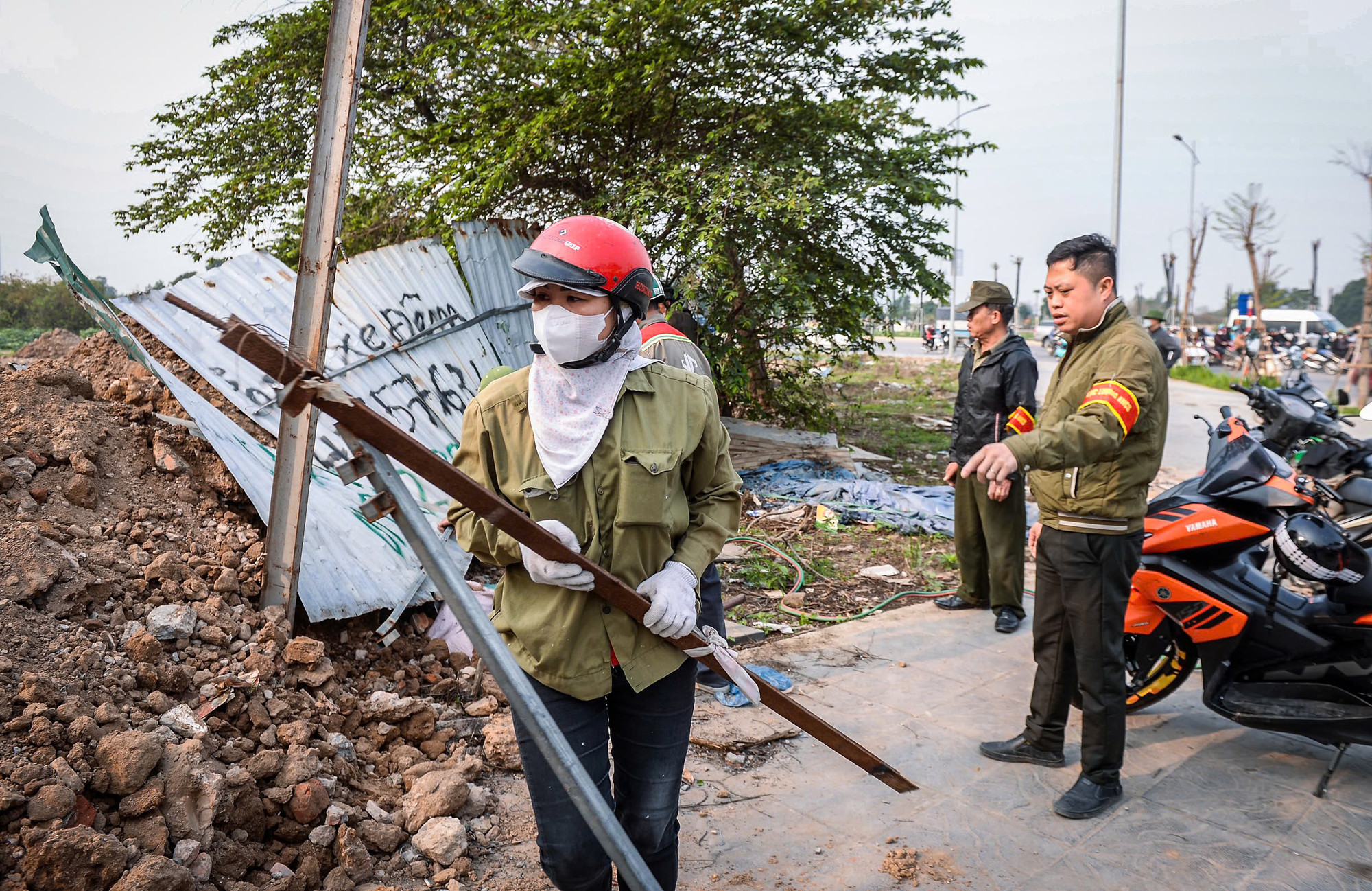 Theo lãnh đạo Ủy ban nhân dân phường Mễ Trì: Các vi phạm tại khu đất nông nghiệp Đồng Vườn - Đằng Xung - Dộc Khoai đã có từ lâu do một số người gom đất của người dân rồi cho thuê, có địa điểm người thuê lại tiếp tục cho người khác thuê nên dẫn đến nhiều khó khăn trong xử lý.