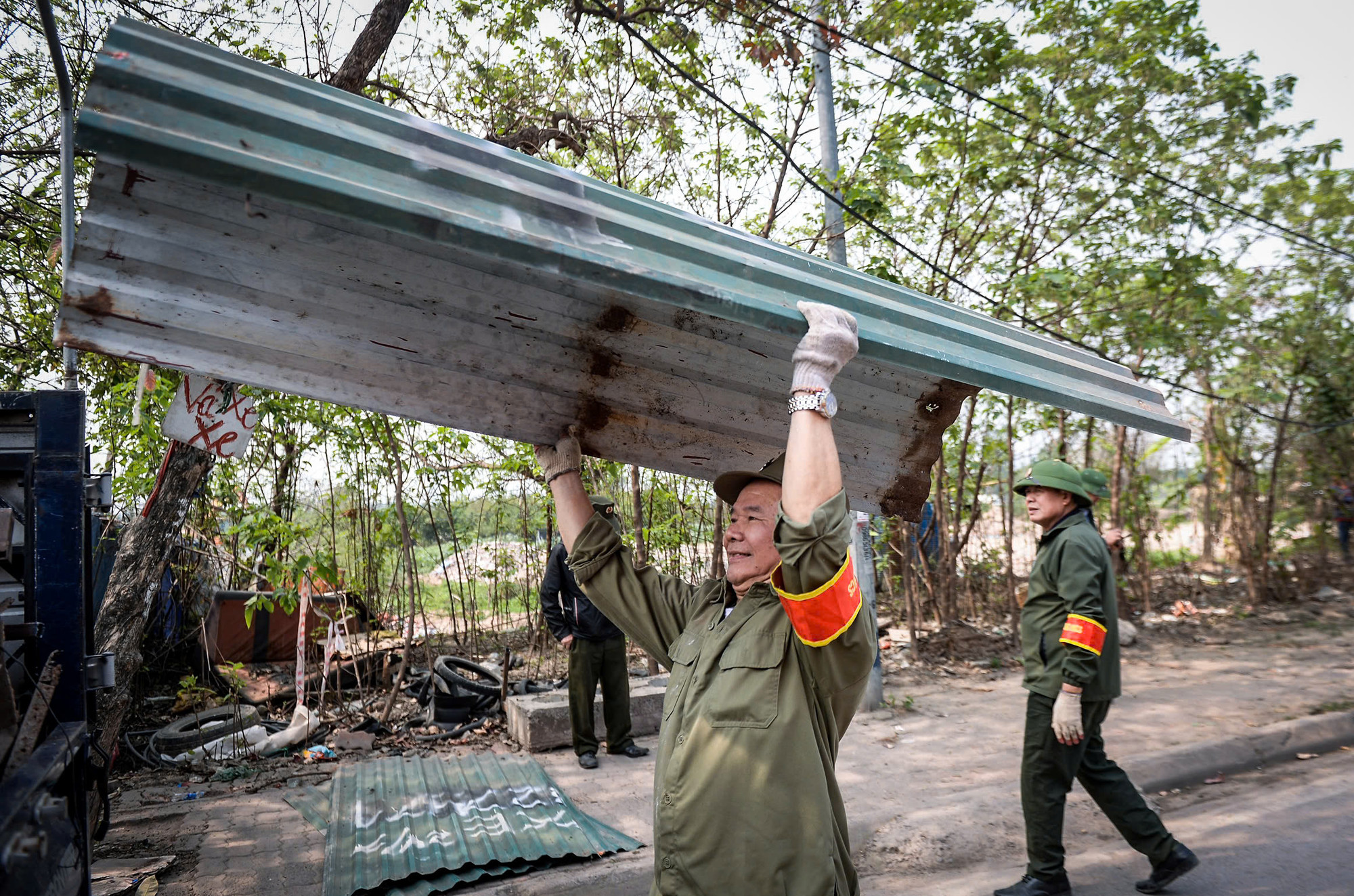 Cơ quan chức năng tiến hành tháo dỡ các hàng rào tôn bao quanh công trình vi phạm.