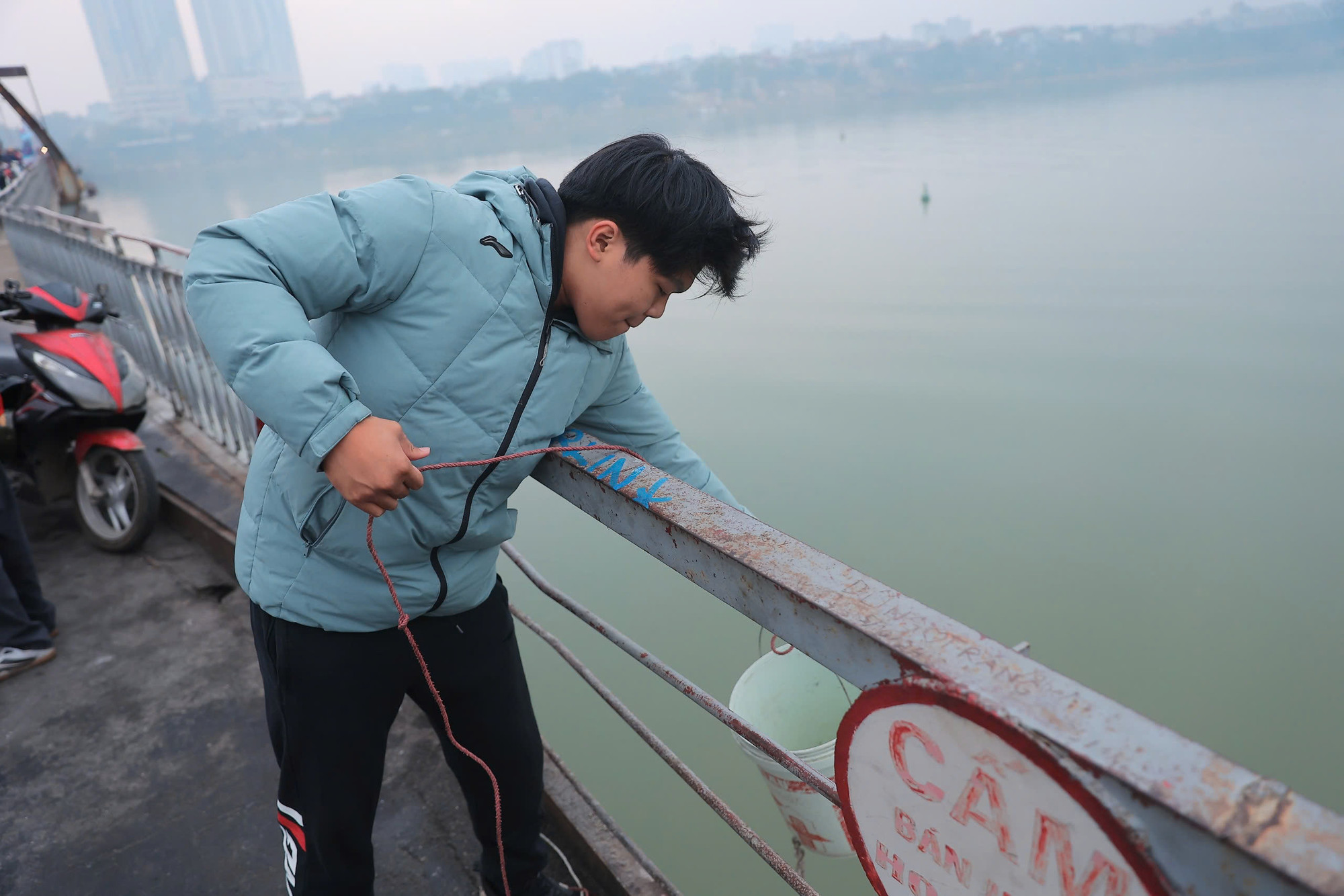 Thông qua hệ thống dây tời, xô chứa cá ông Công, ông Táo sẽ được đưa xuống sát khu vực mặt nước.