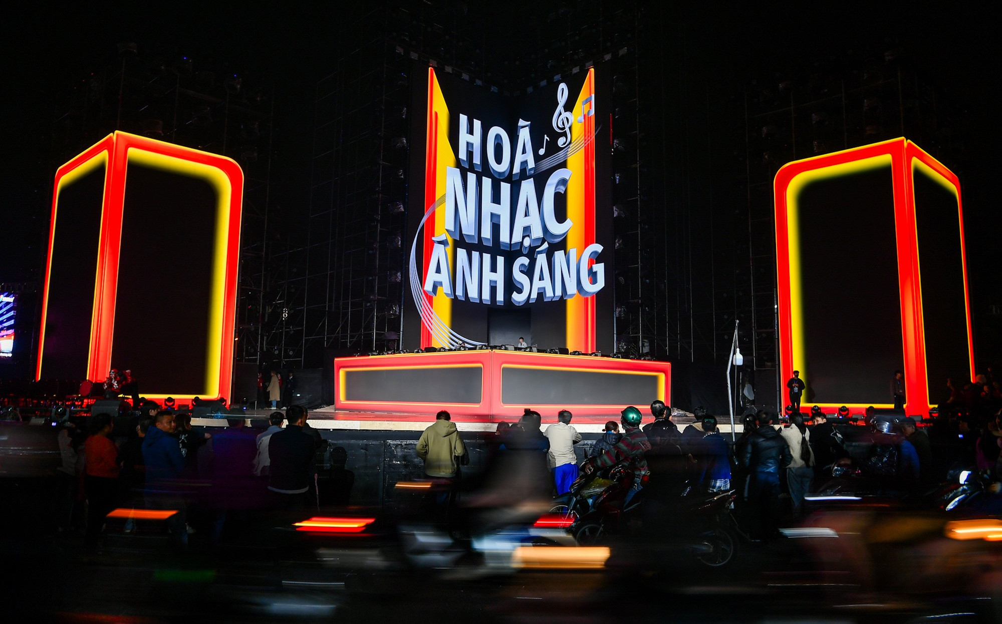 “Hòa nhạc ánh sáng - Chào năm mới 2025” là chương trình nghệ thuật được đầu tư công phu, kết hợp giữa công nghệ ánh sáng hiện đại và di sản âm nhạc truyền thống, được tổ chức tại không gian văn hóa đặc biệt Hồ Tây.