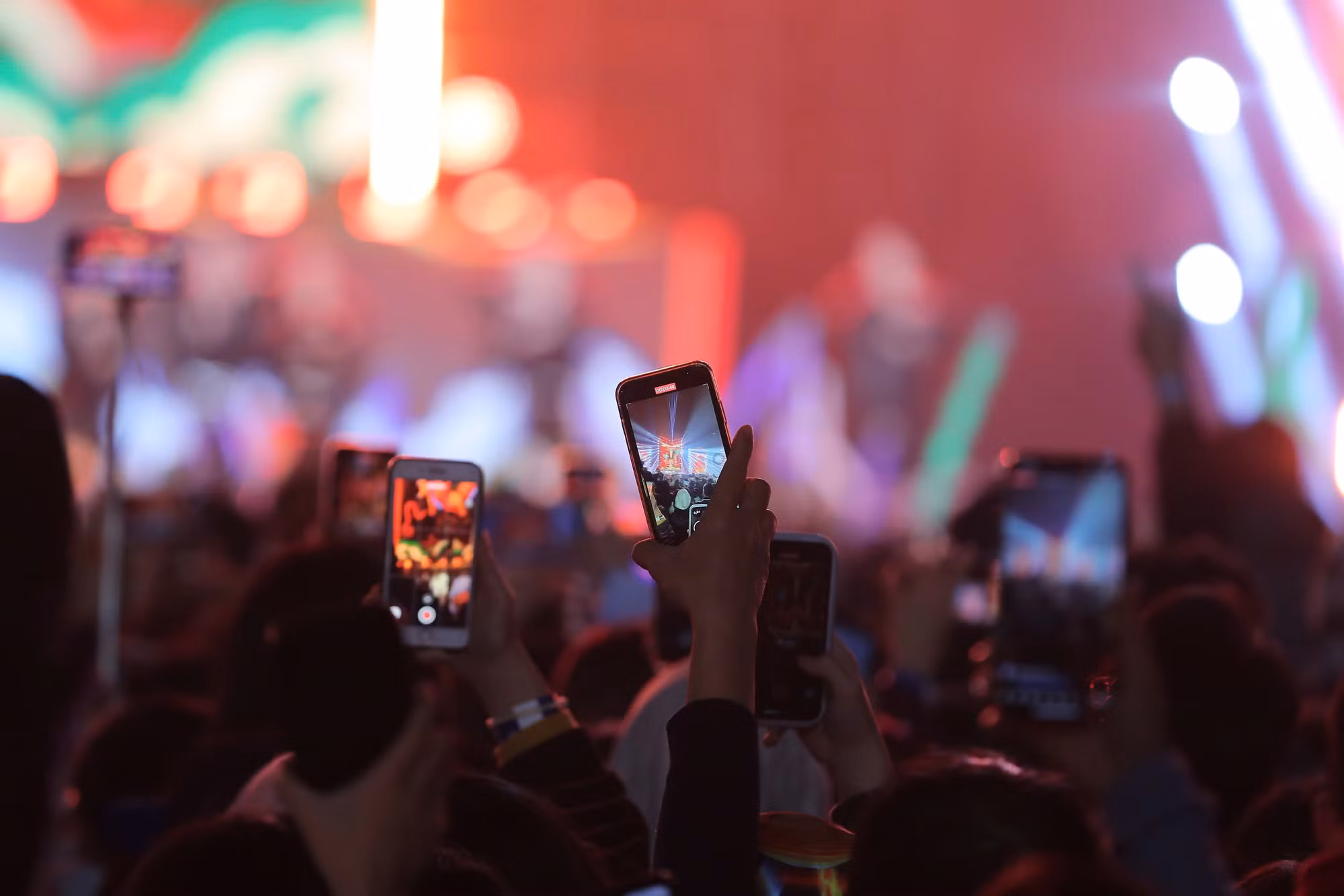 Khán giả Thủ đô cuồng nhiệt với màn biểu diễn của các nghệ sĩ trên sân khấu. Khán giả Thủ đô cuồng nhiệt với màn biểu diễn của các nghệ sĩ trên sân khấu.