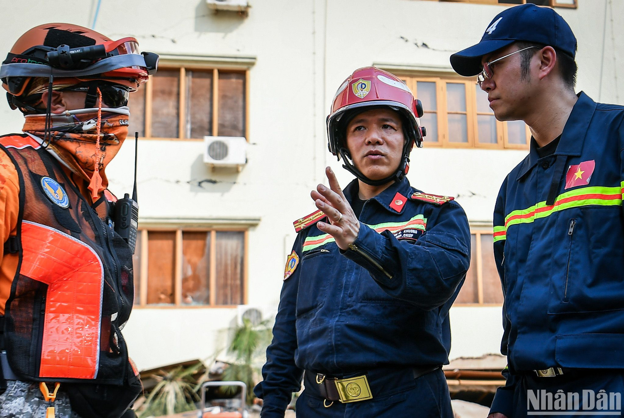 Đại tá Nguyễn Minh Khương (ở giữa) trao đổi với đại diện đoàn cứu nạn, cứu hộ quốc tế tại Myanmar. 