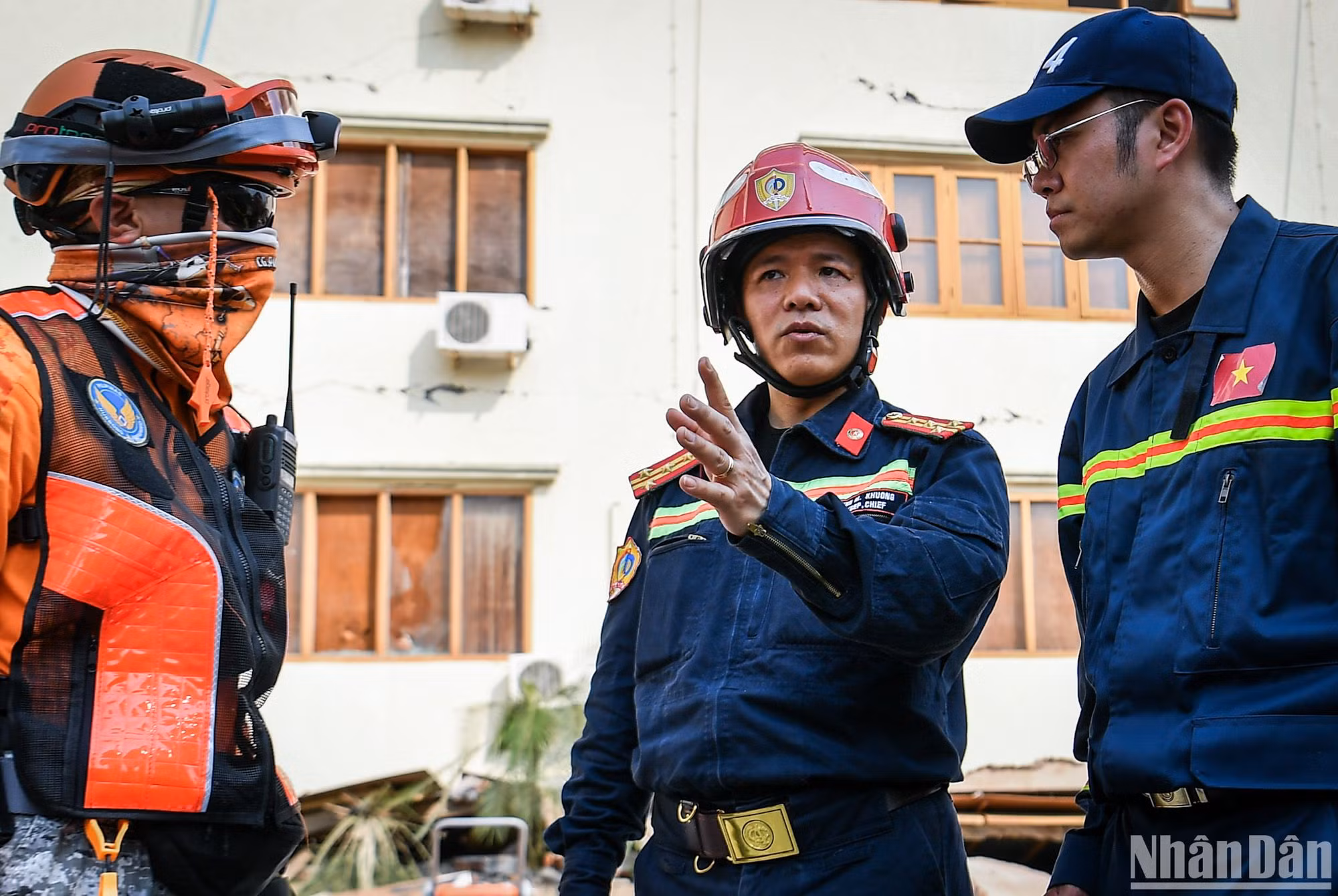 Đại tá Nguyễn Minh Khương (ở giữa) trao đổi với đại diện đoàn cứu nạn, cứu hộ quốc tế tại Myanmar. 