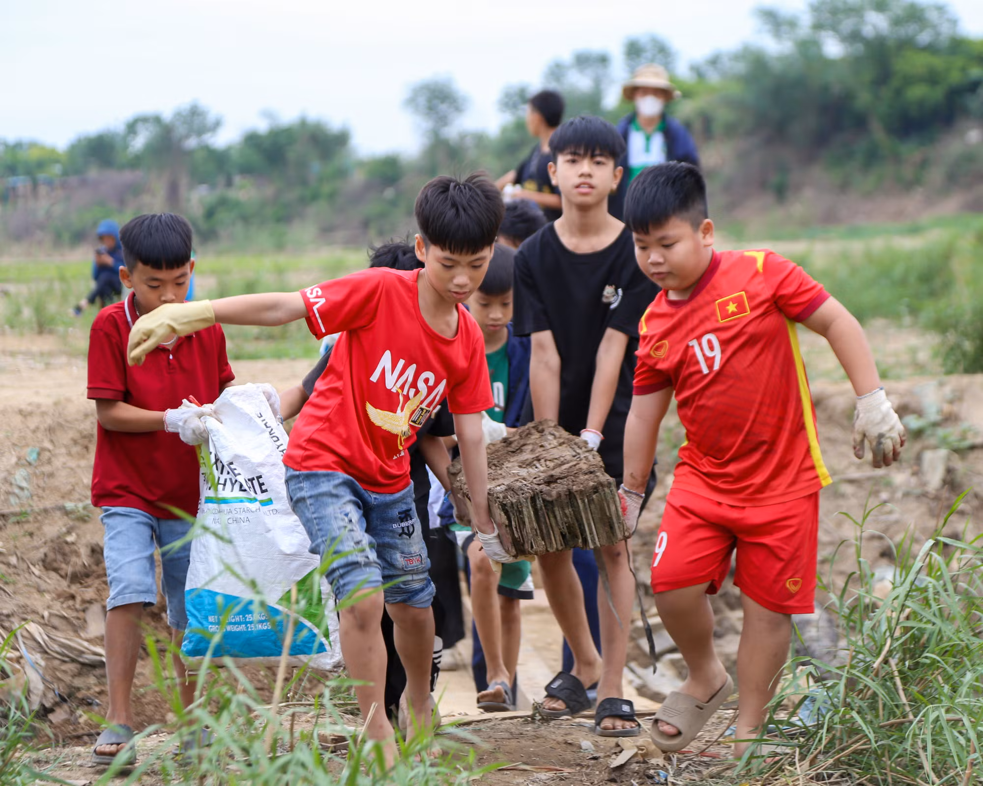 Các tình nguyện viên "nhí" tham gia dọn rác tại bãi sông Hồng tháng 10/2024.