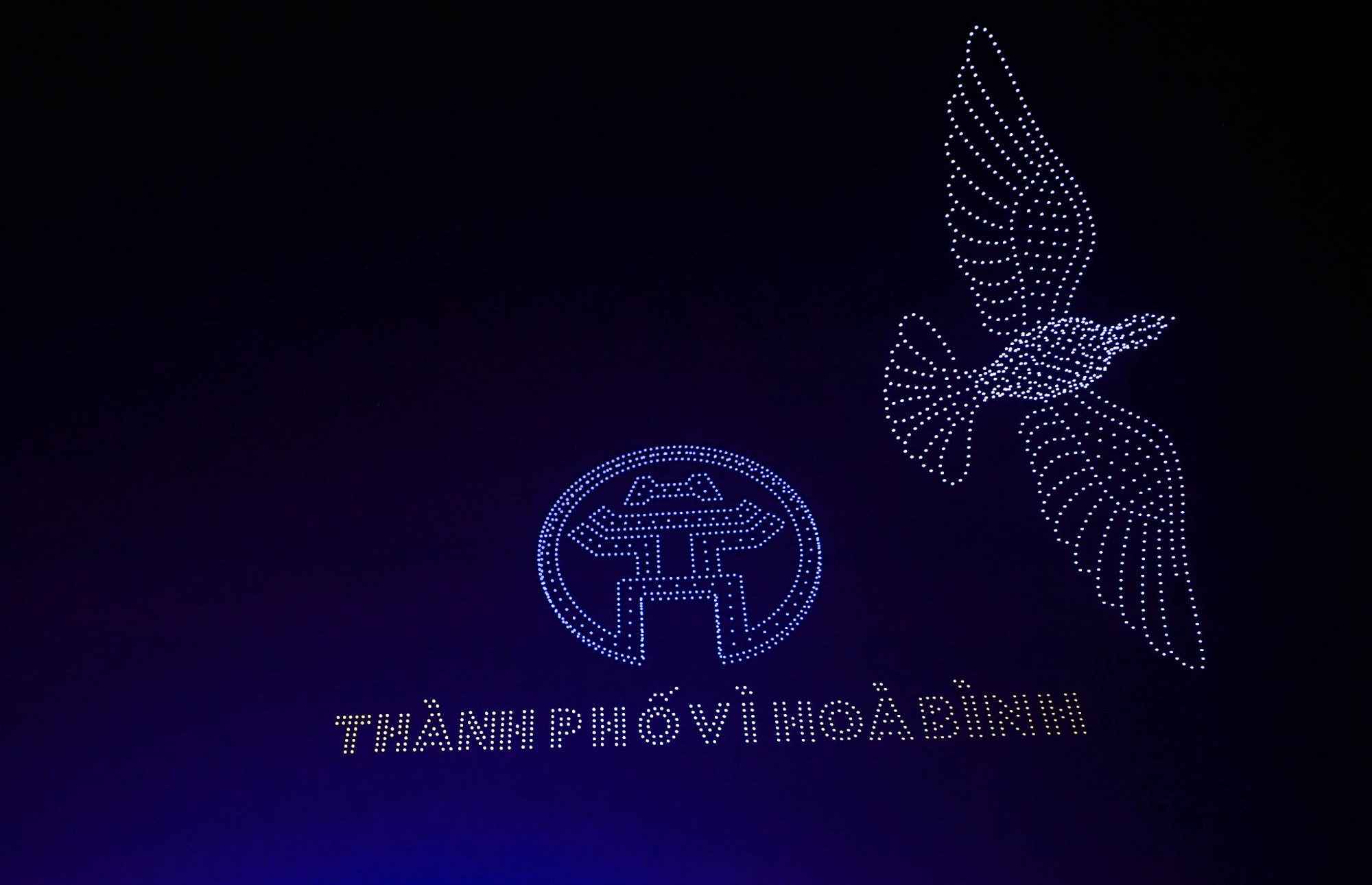 Drone vẽ nên trên bầu trời đêm hồ Tây những bức tranh ánh sáng tuyệt đẹp.