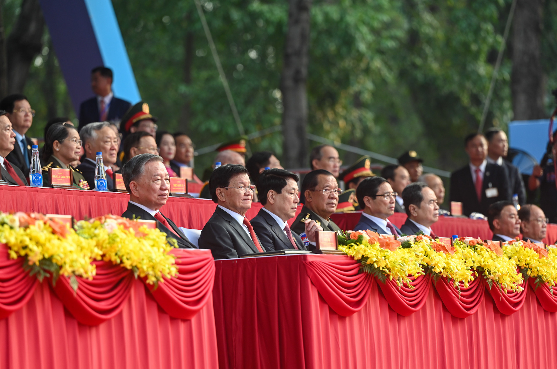 Tổng Bí thư Tô Lâm và các lãnh đạo, nguyên lãnh đạo Đảng, Nhà nước và khách mời các nước bạn cùng hàng nghìn người dân tham dự buổi lễ. Tổng Bí thư Tô Lâm và các lãnh đạo, nguyên lãnh đạo Đảng, Nhà nước và khách mời các nước bạn cùng hàng nghìn người dân tham dự buổi lễ.