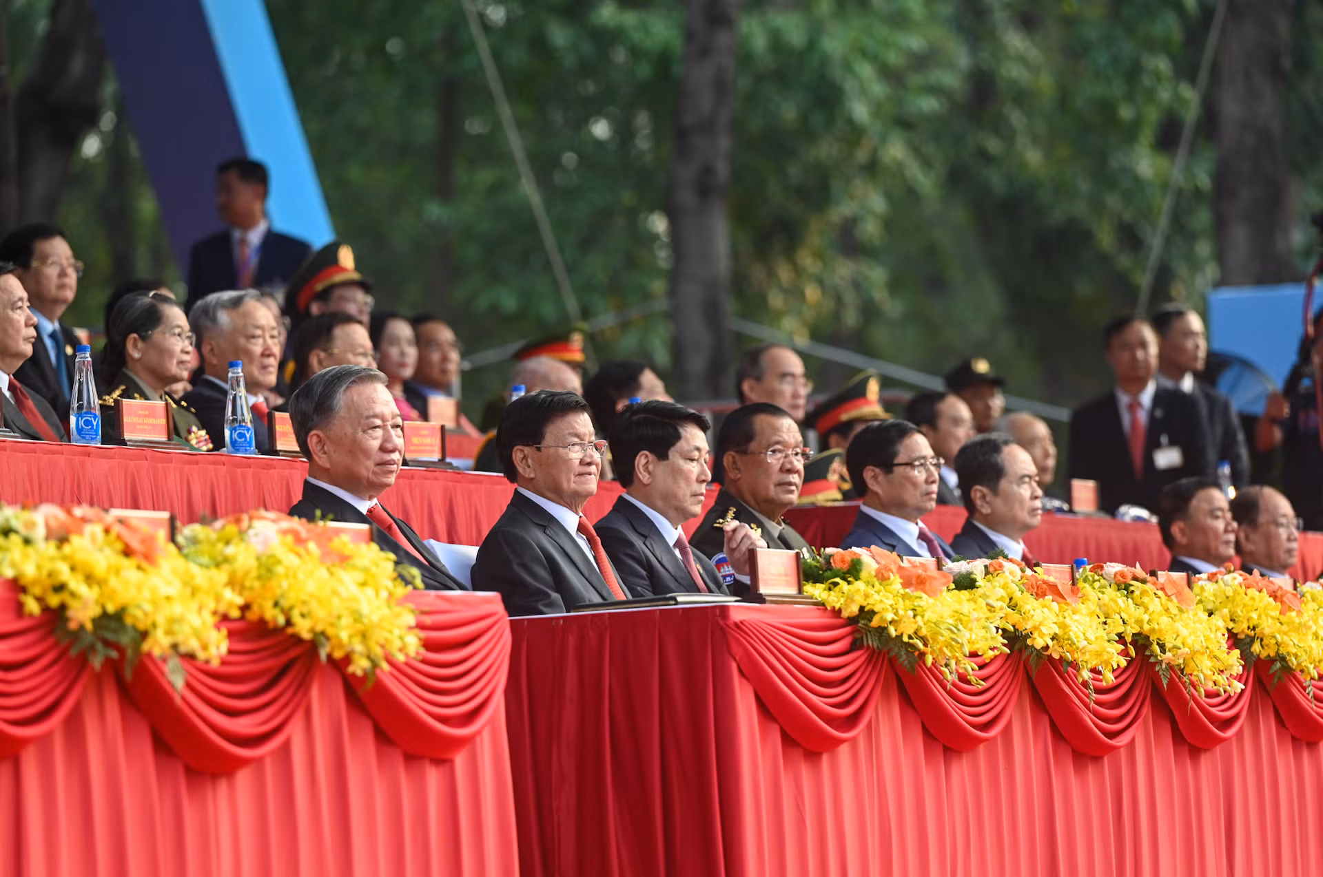 Tổng Bí thư Tô Lâm và các lãnh đạo, nguyên lãnh đạo Đảng, Nhà nước và khách mời các nước bạn cùng hàng nghìn người dân tham dự buổi lễ.