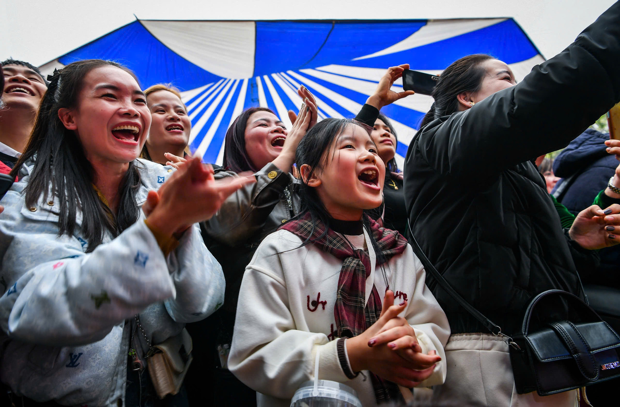 Không khí phấn khích của khán giả khi chứng kiến phần thi.