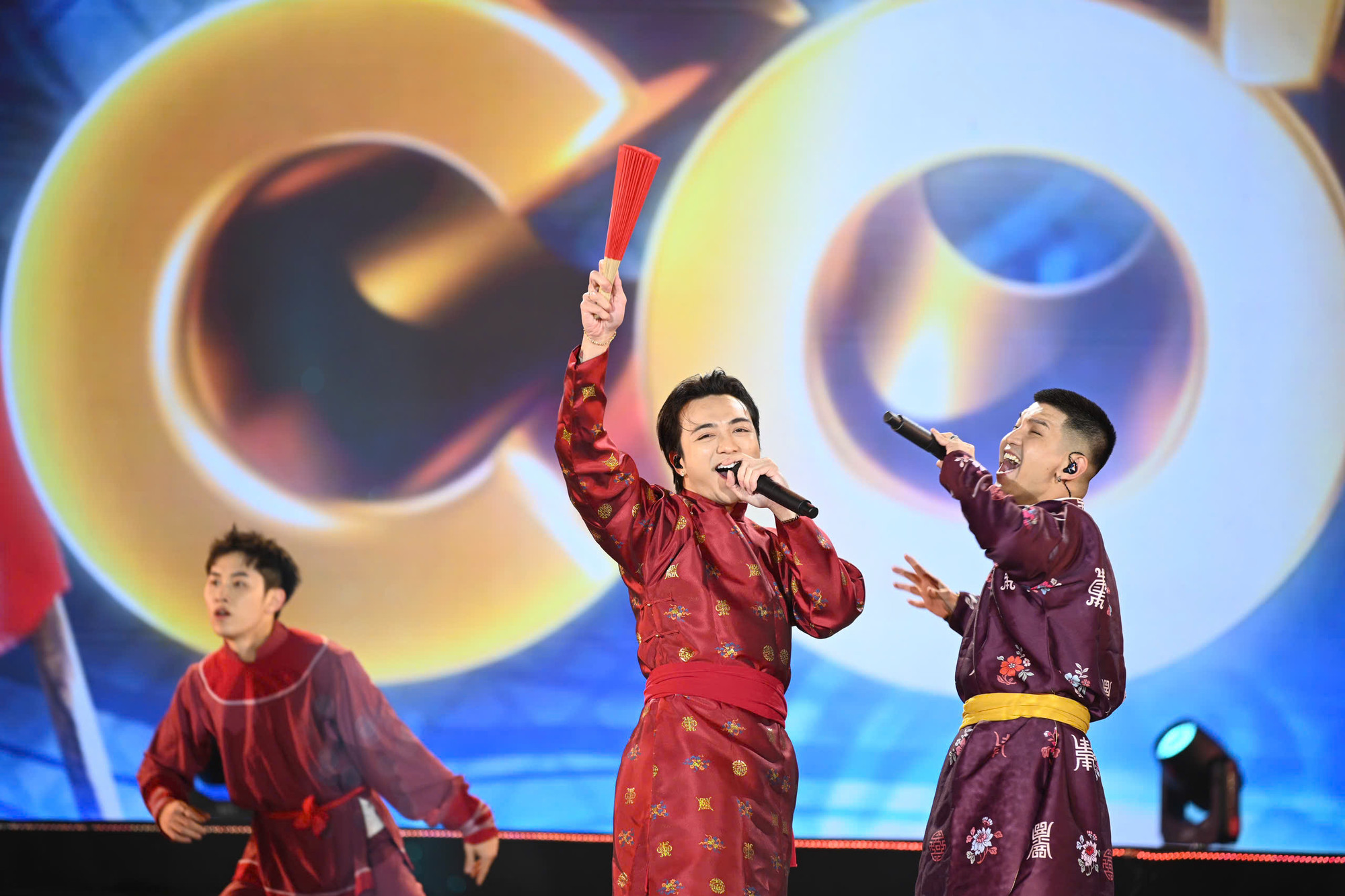 Soobin và Cường Seven gây bất ngờ trang phục truyền thống để cất lên ca khúc Trống cơm, Ngồi tựa mạn thuyền theo phong cách dân gian hiện đại.