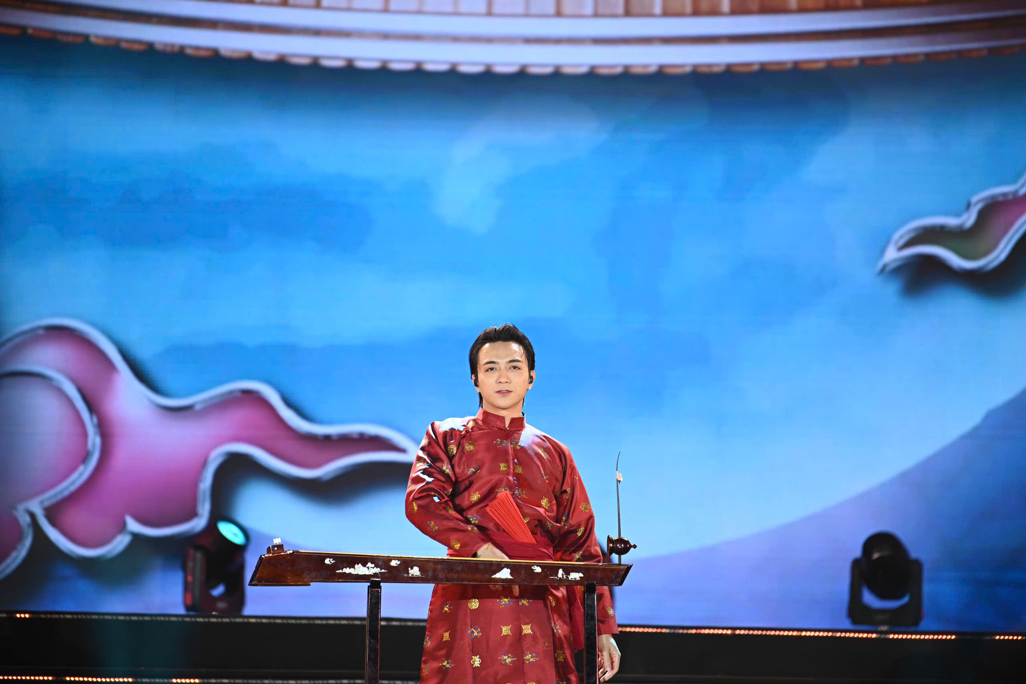 Sự xuất hiện của Soobin khiến không khí tại Mỹ Đình trở nên nóng hơn.