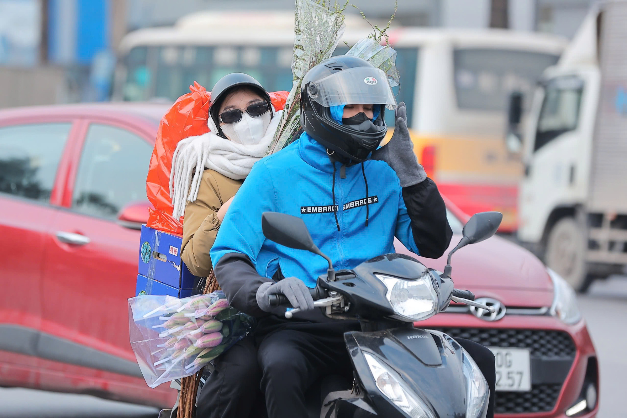 Nhiều người lựa chọn xe máy để di chuyển về quê. Nhiều người lựa chọn xe máy để di chuyển về quê.